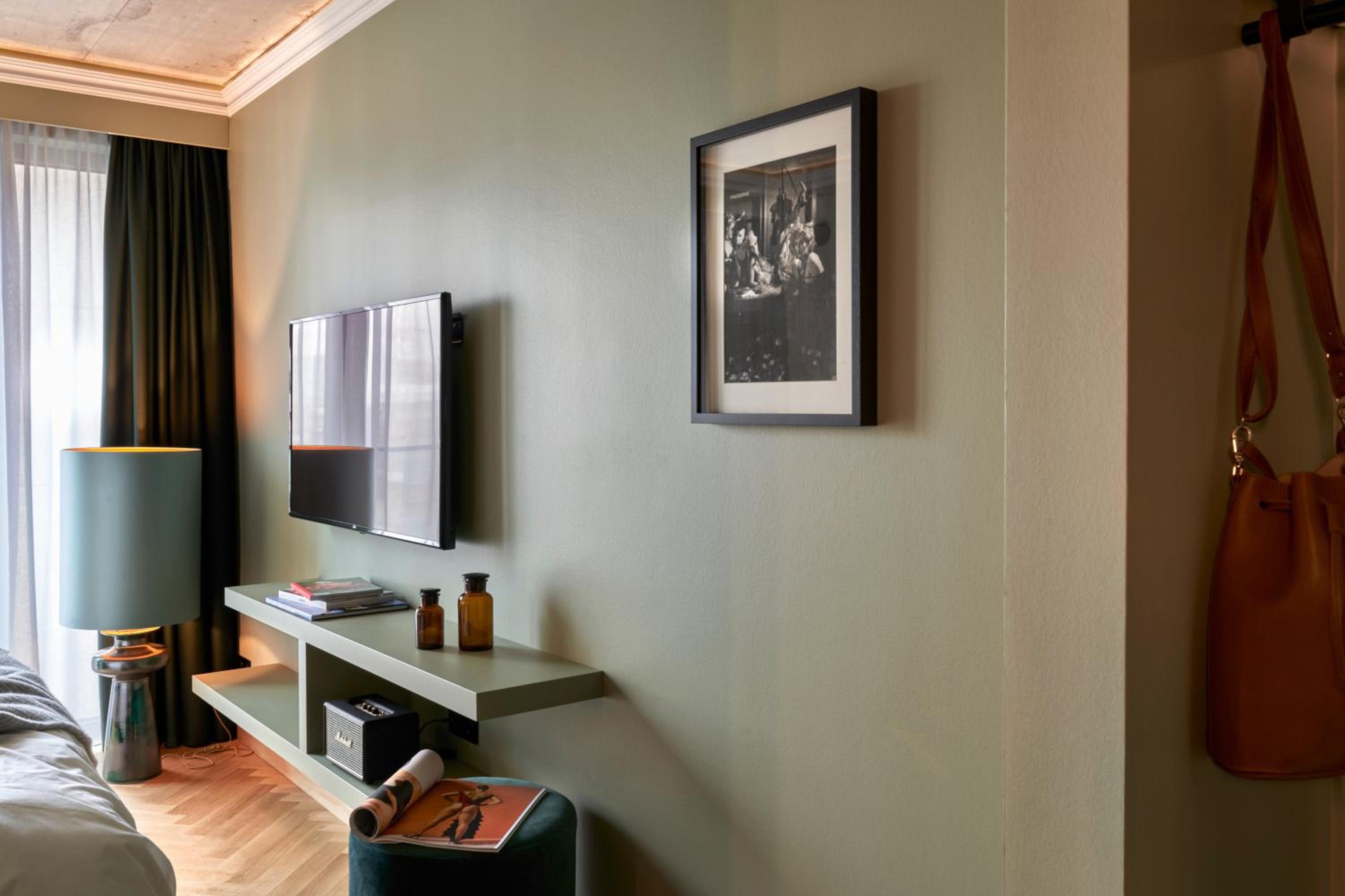 Superior, Guest room, 1 Queen, City view - Photo 3