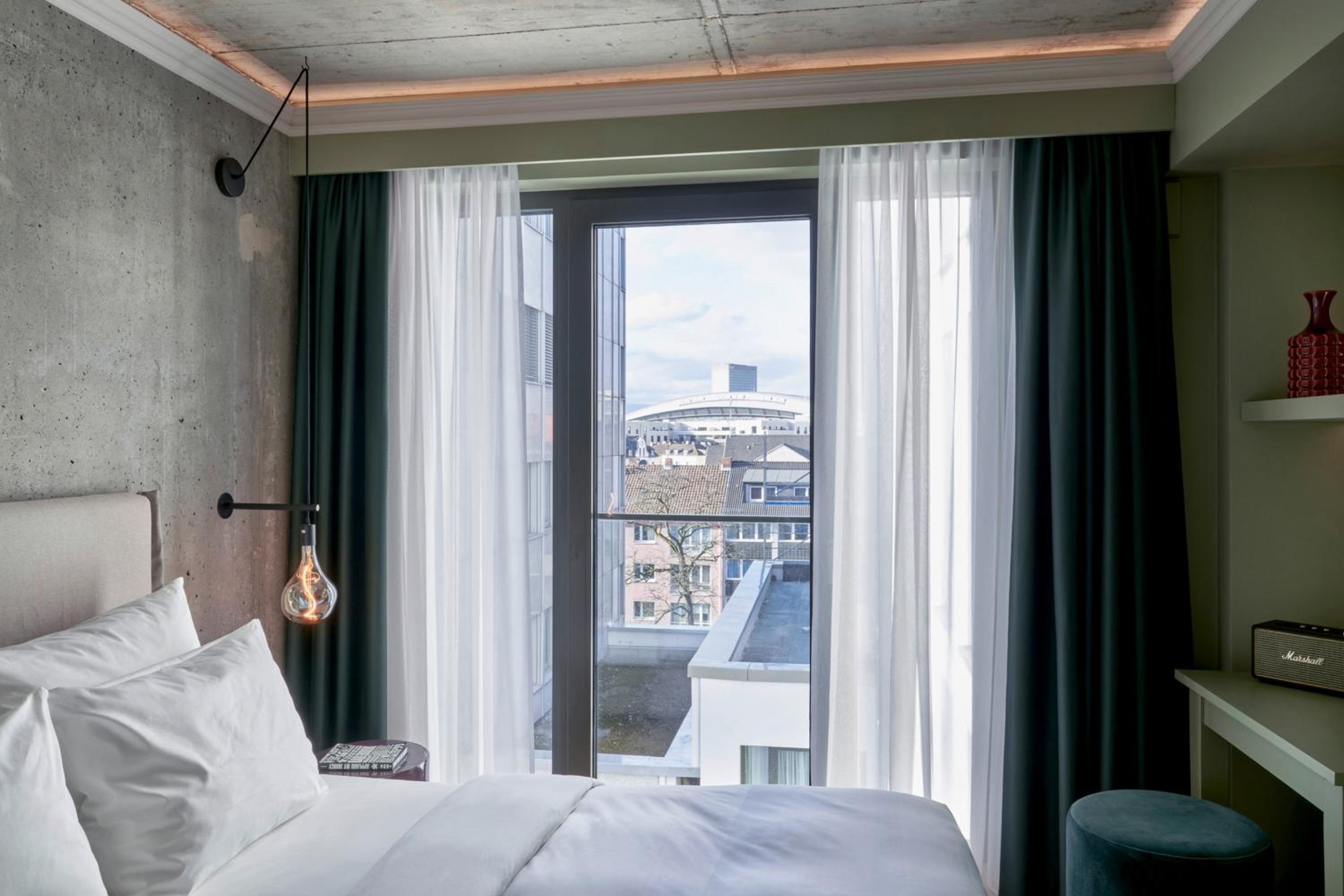 Superior Comfort, Guest room, 1 Queen, Courtyard view - Photo 3
