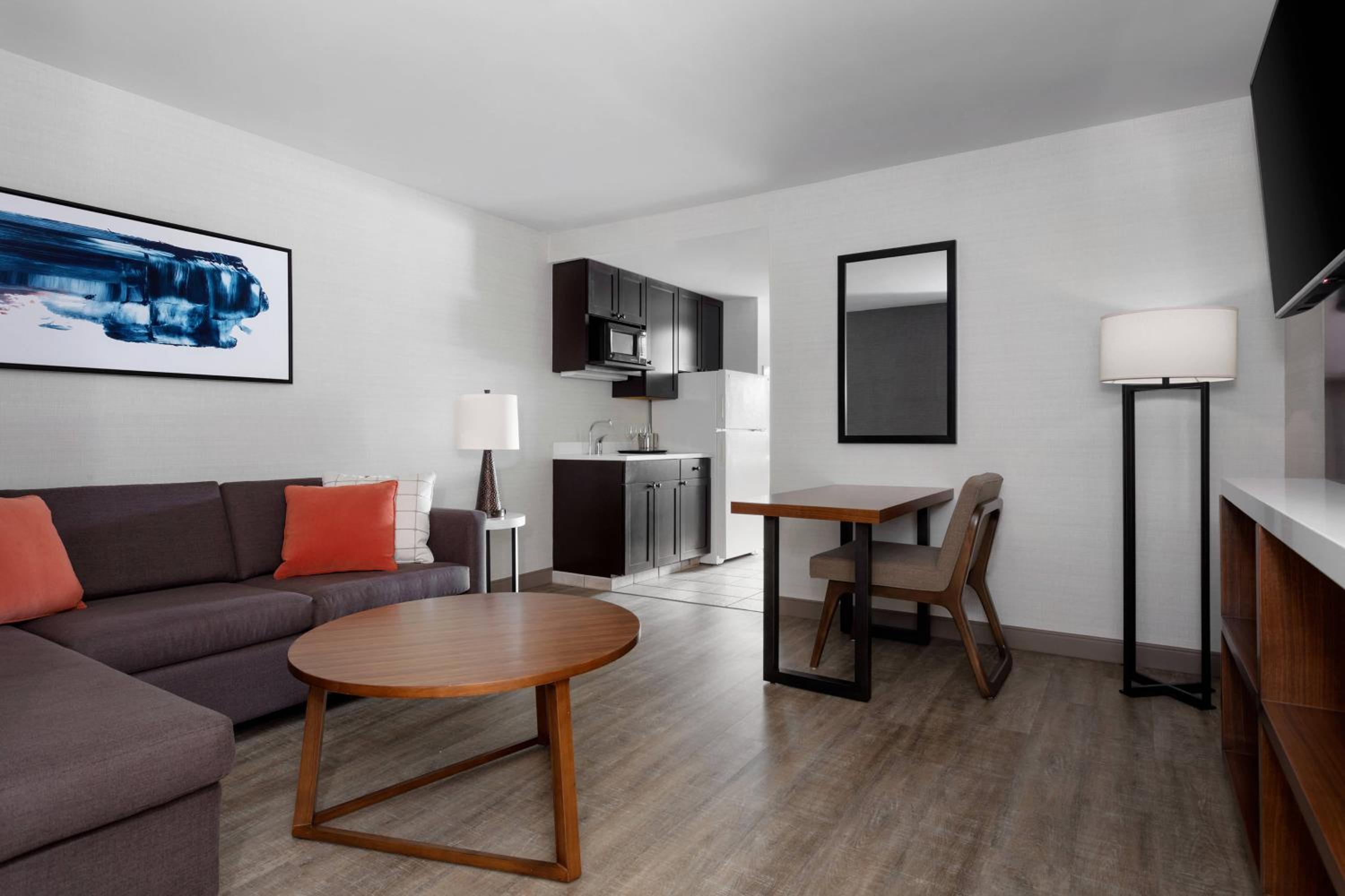Suite - Photo 1
