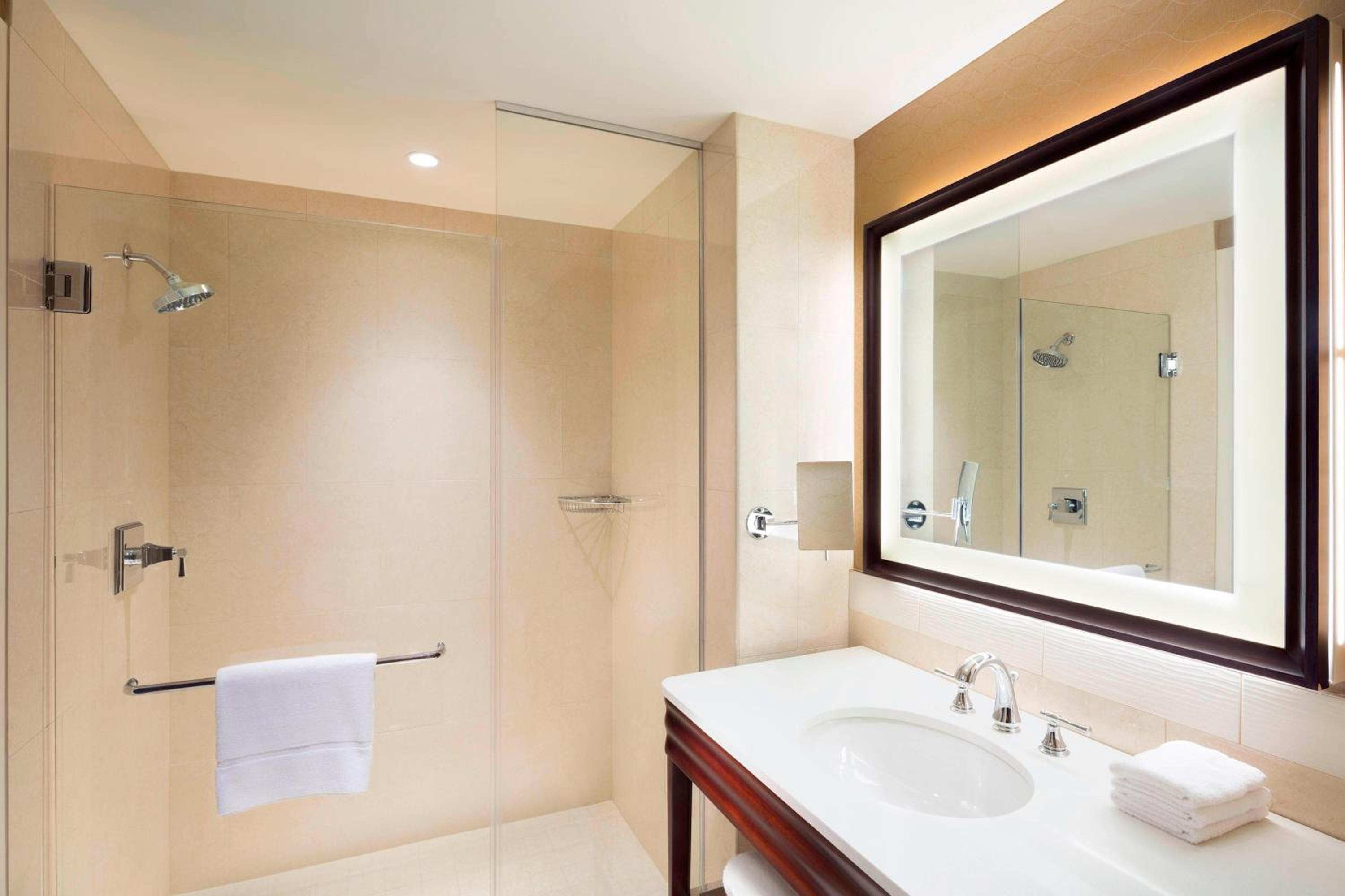 King Room with Pool View and Adapted Tub - Mobility Accessible photo 2