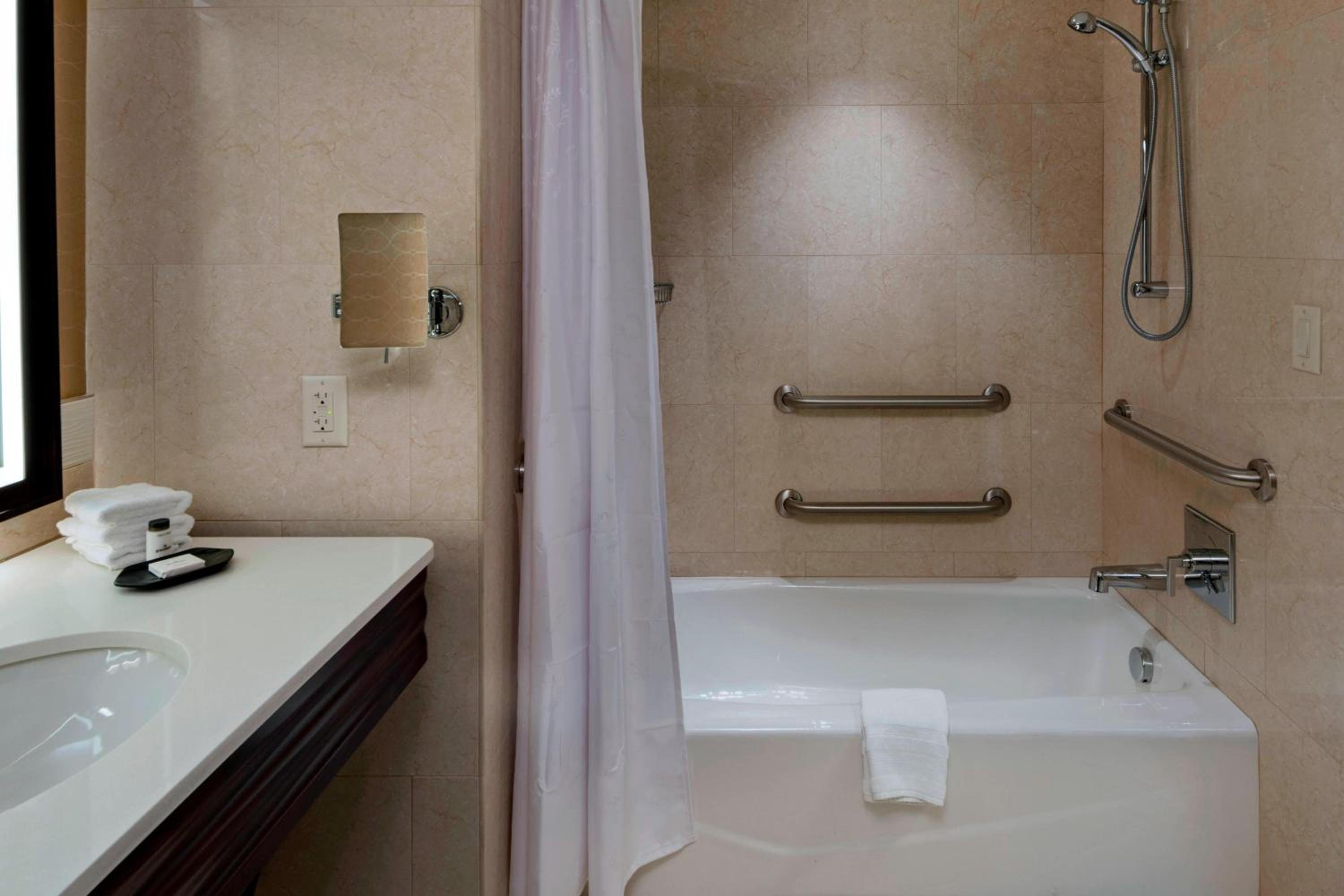 King Room with Pool View and Adapted Tub - Mobility Accessible photo 3