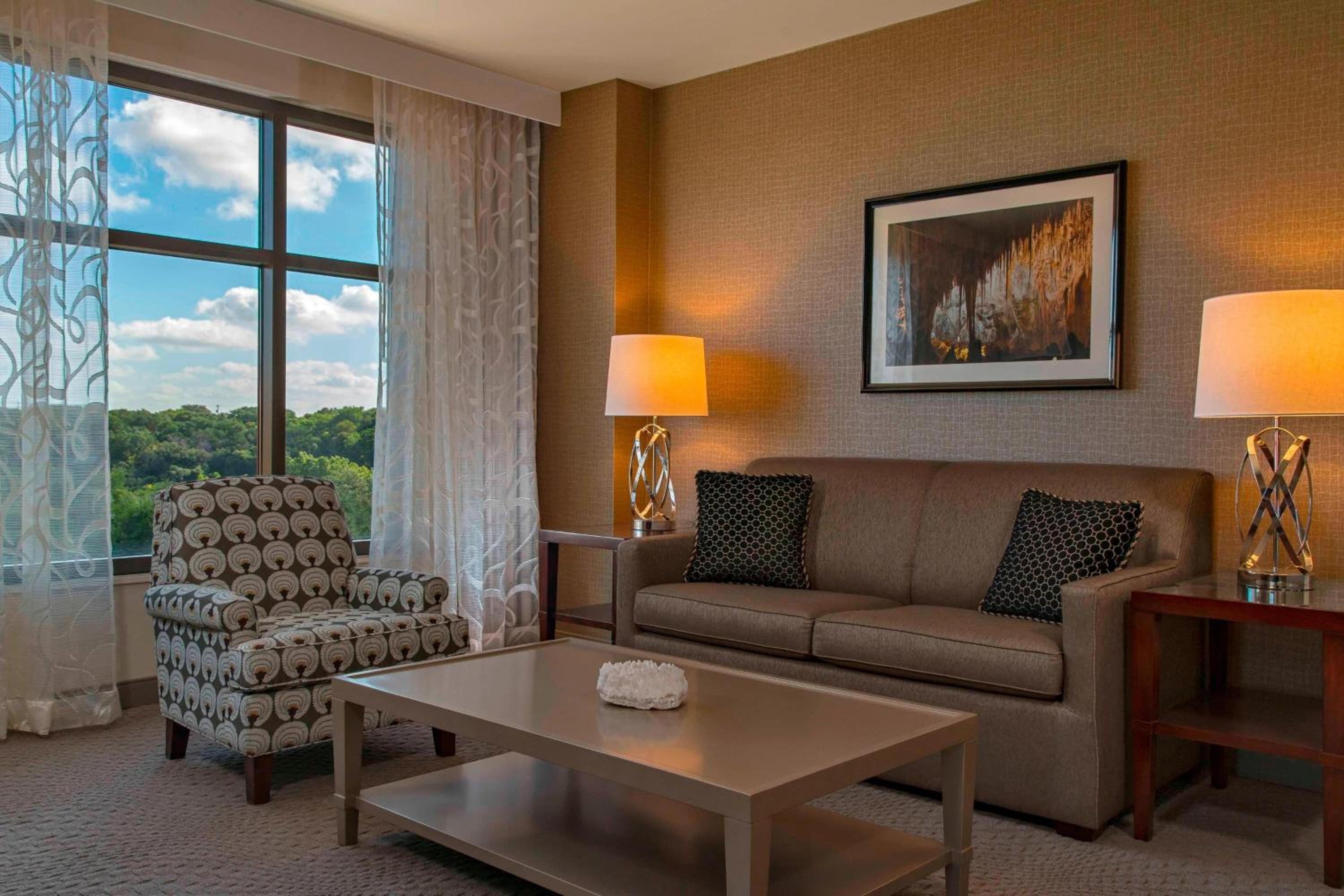 Club lounge access, 1 Bedroom Suite, 1 King, Corner room photo 1