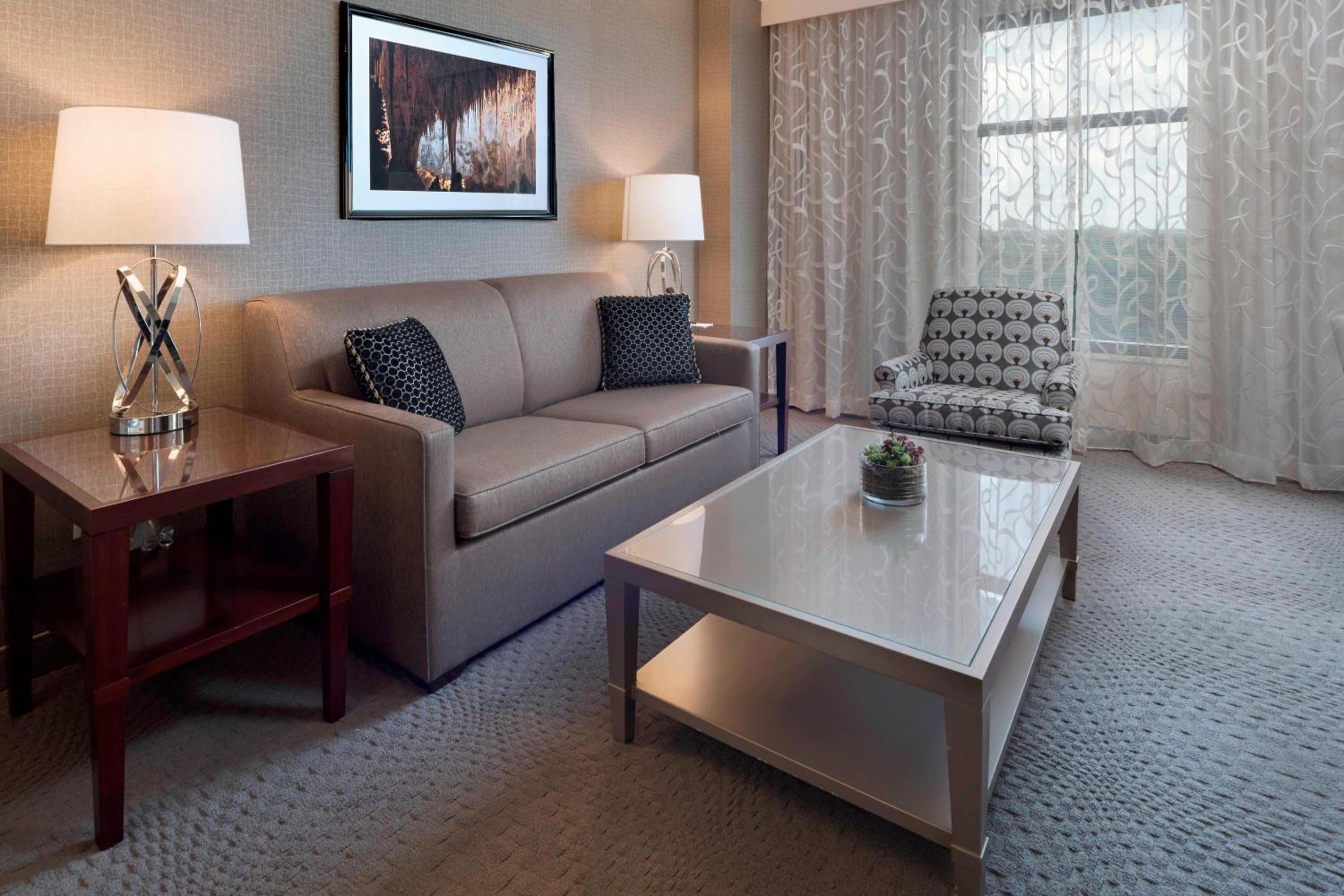 Club lounge access, 1 Bedroom Suite, 1 King, Corner room photo 3