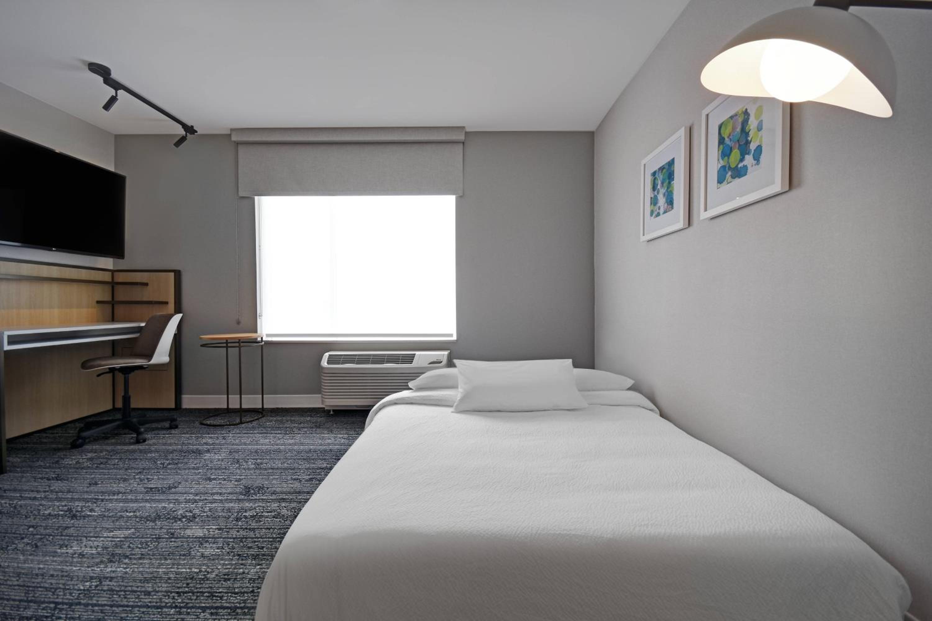 One-Bedroom Queen Suite with Sofa Bed - Photo 8