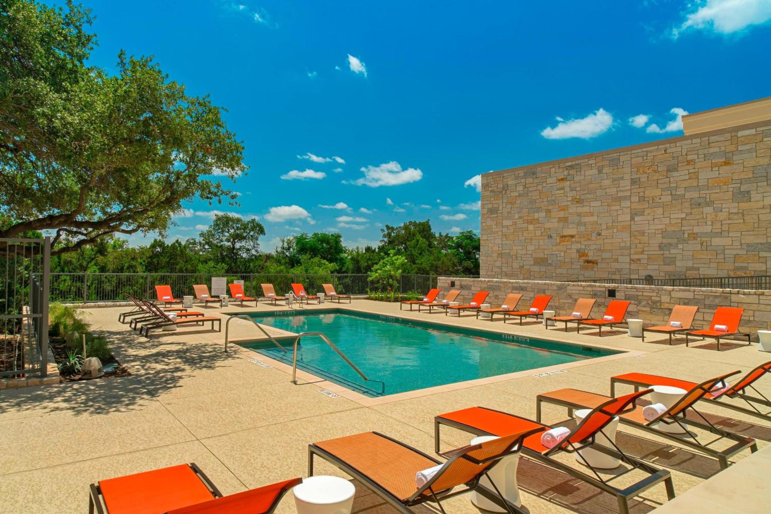 Club Lounge Access, Guest Room, 1 King, Pool View