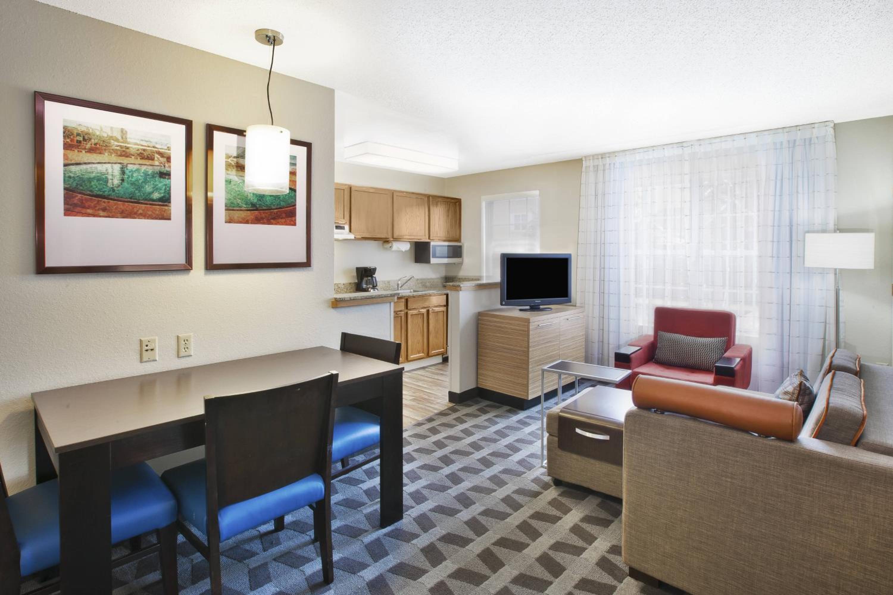 2 Bedroom 2 room Suite, 2 Queen Beds, sofabed - Photo 1
