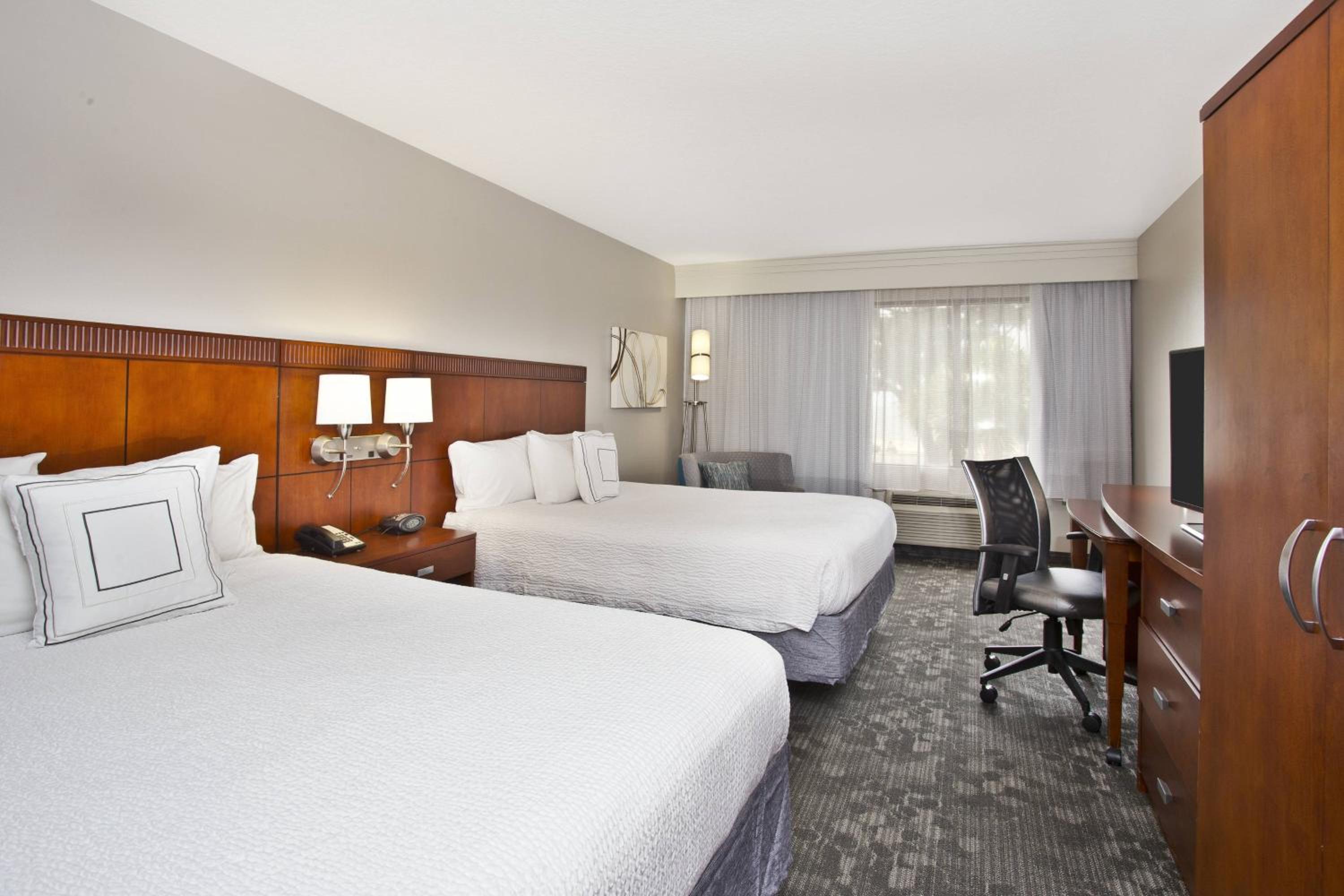 Queen Room with Two Queen Beds - Photo 3