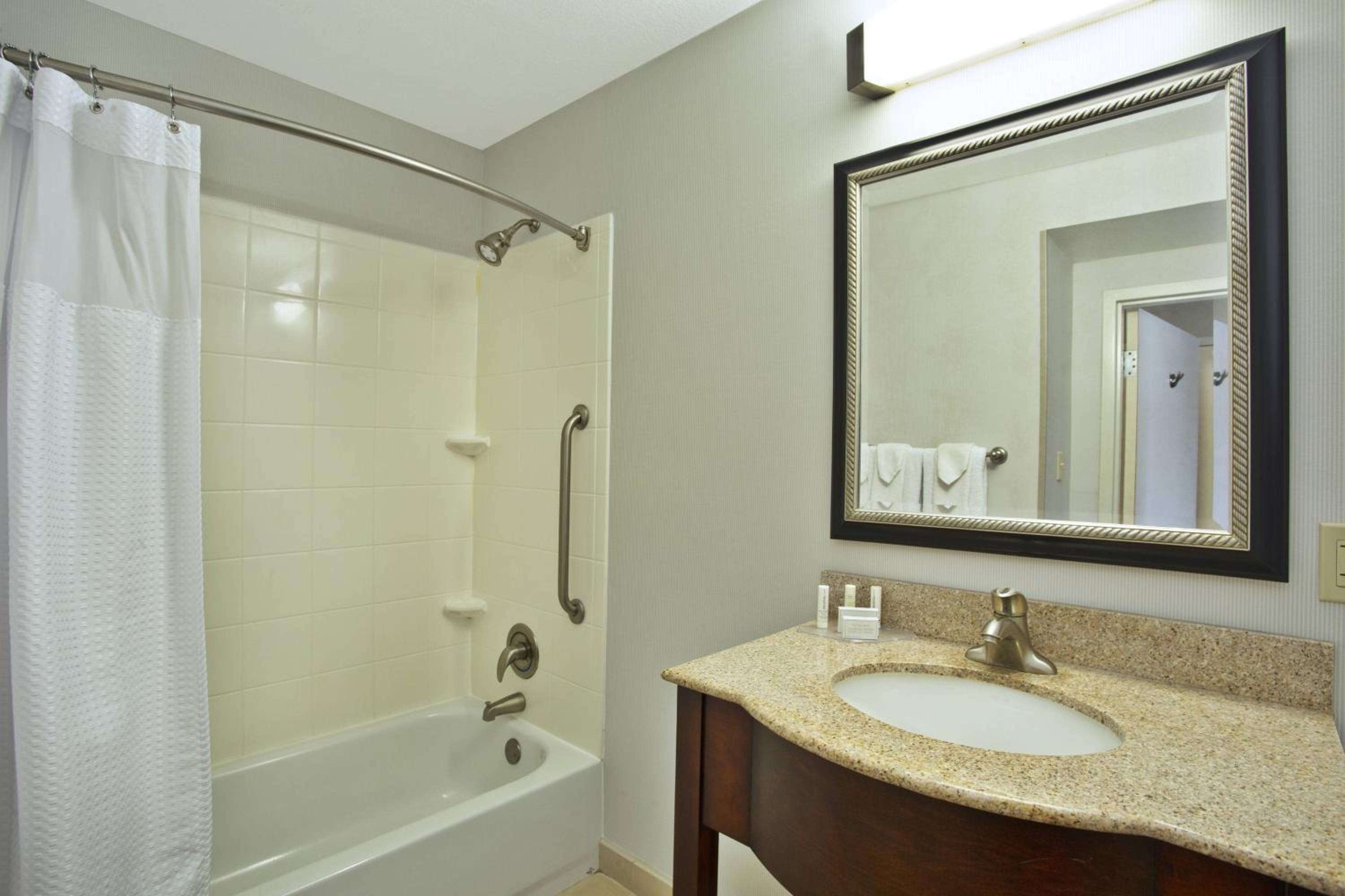 Queen Room with Two Queen Beds - Photo 4
