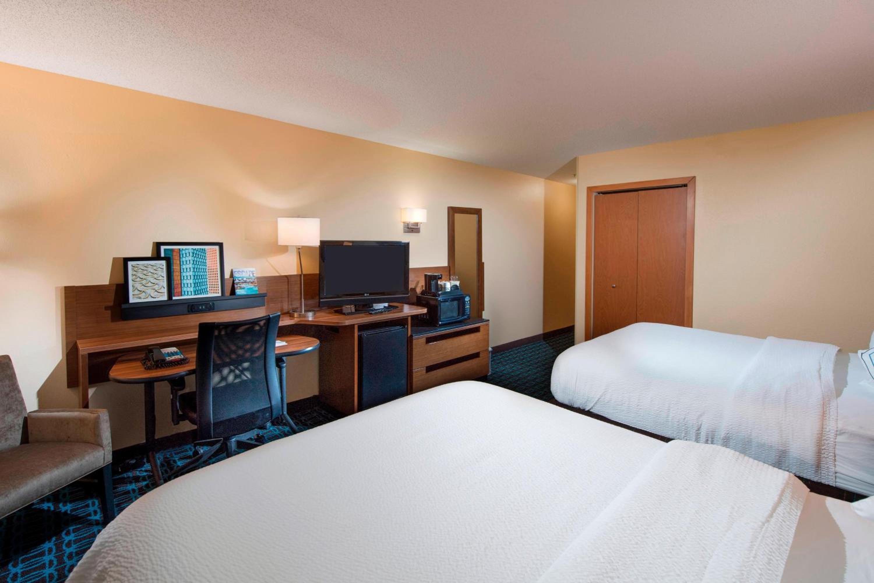 Guest Room with 2 Queen Beds - Photo 2