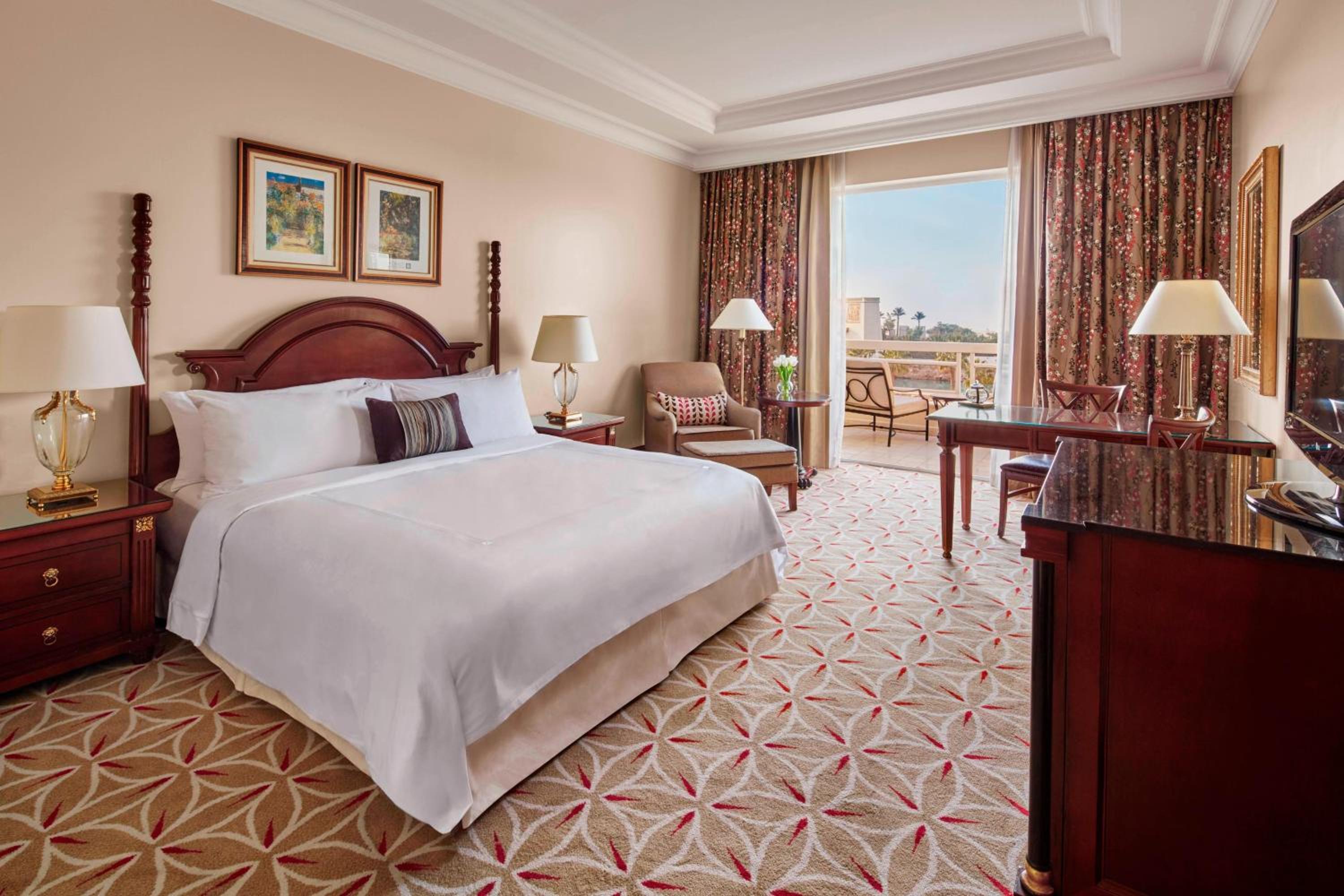 Deluxe King Guest Room, Pool / Golf view, 1 bed