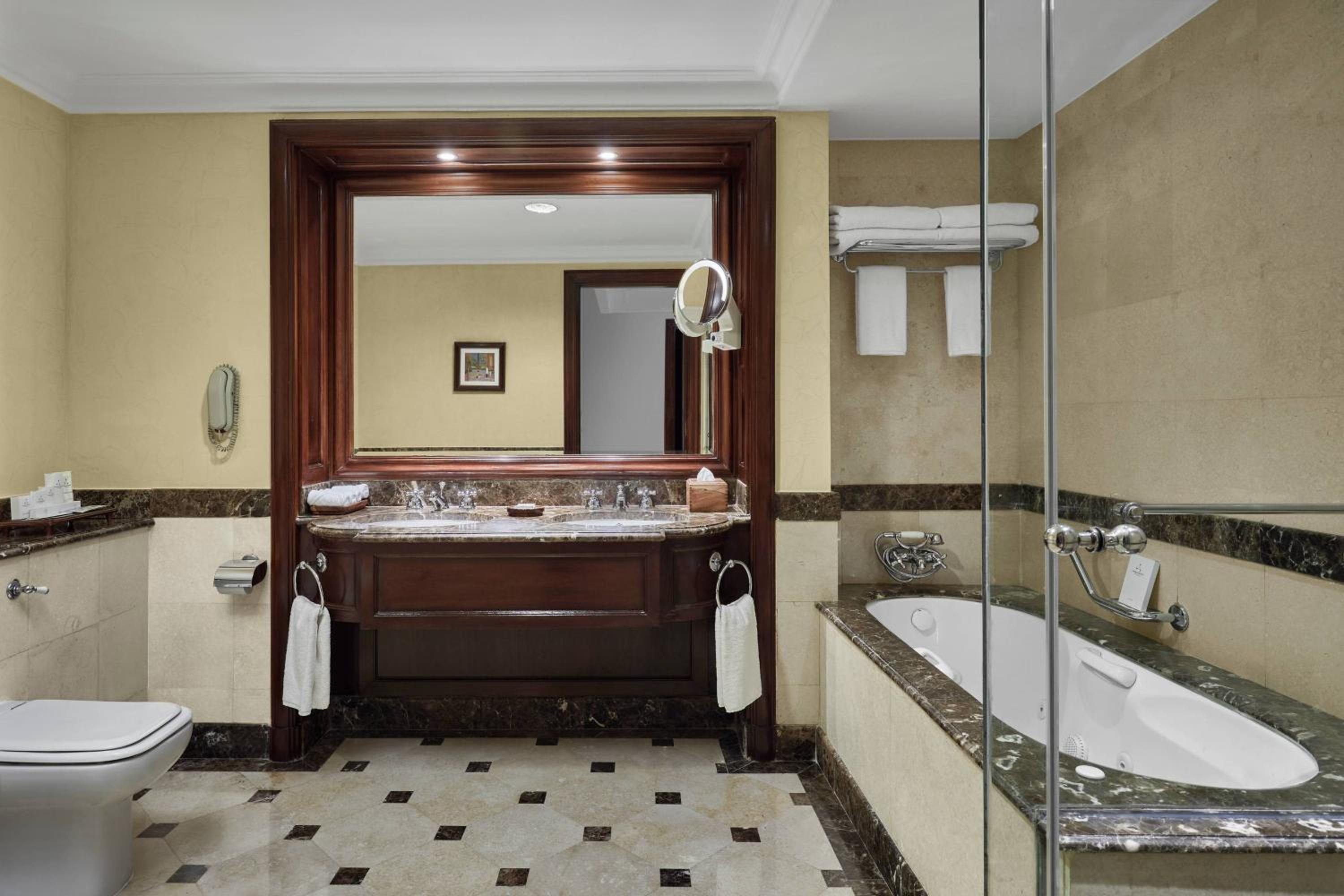 Duplex Suite, Executive Lounge Access, 1 King bed thumbnail 6