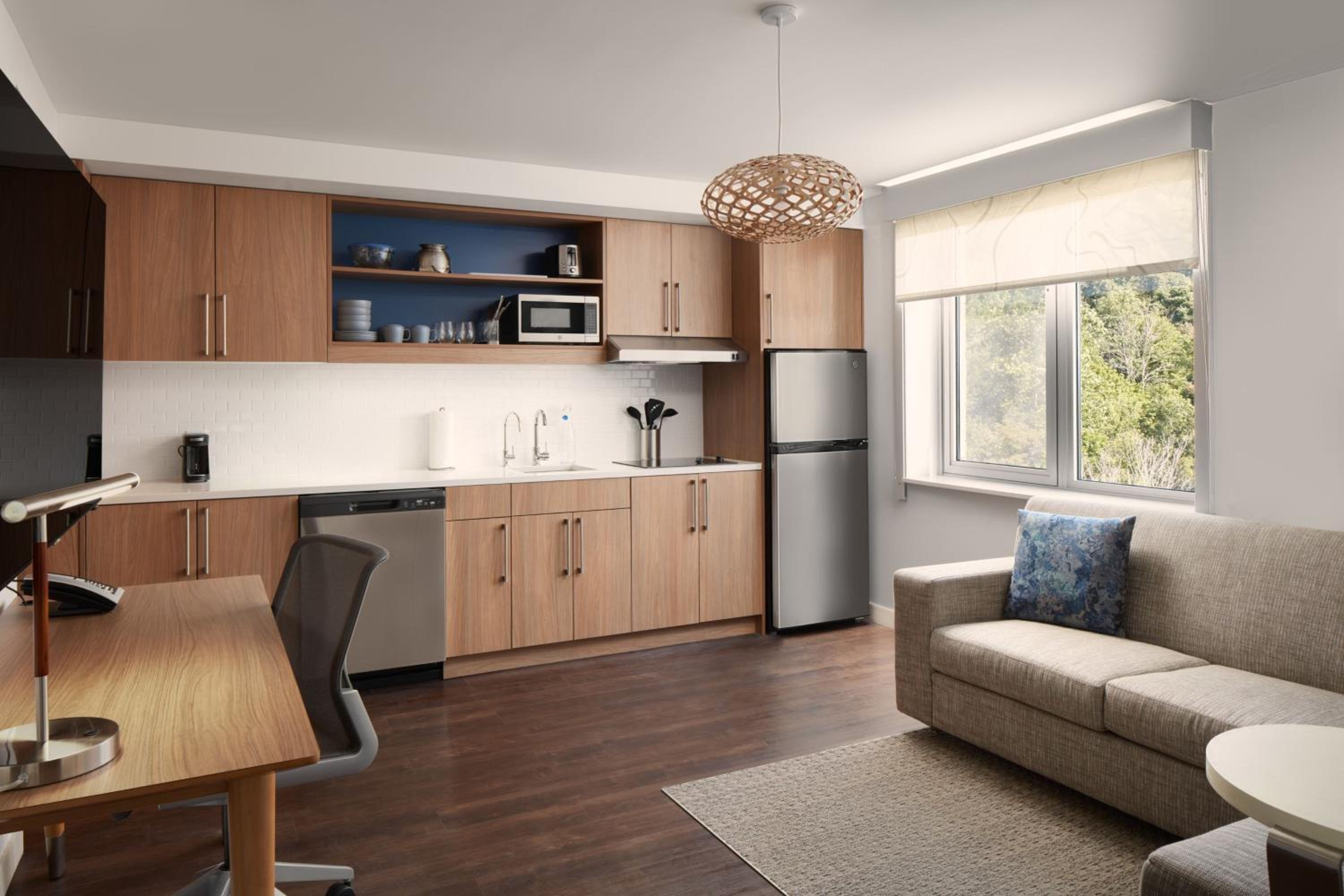 1 Bedroom Suite, 1 King, Sofa bed, Mountain view, Balcony - Photo 2
