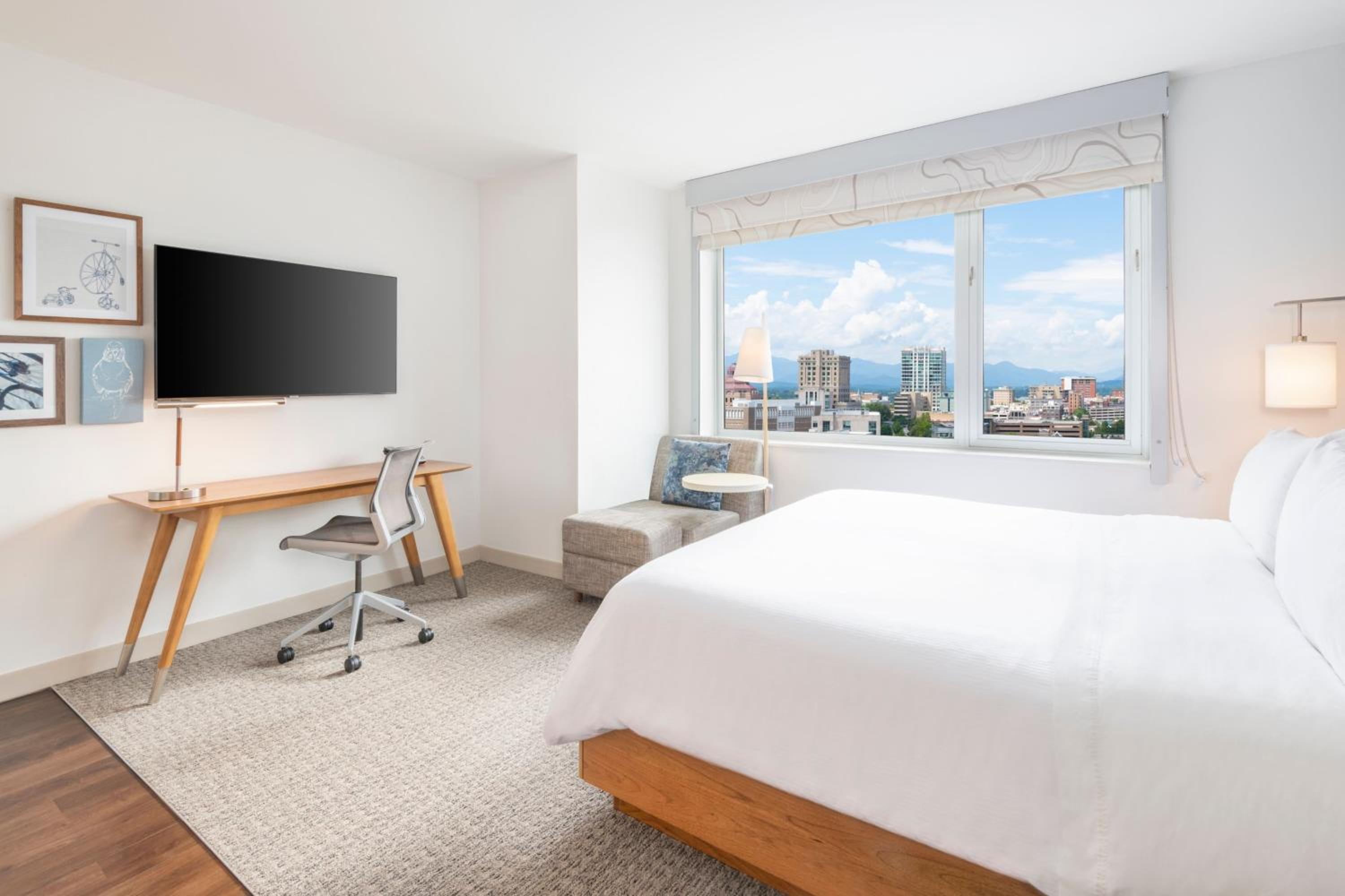 Guest room, 1 King, Mountain view - Photo 1