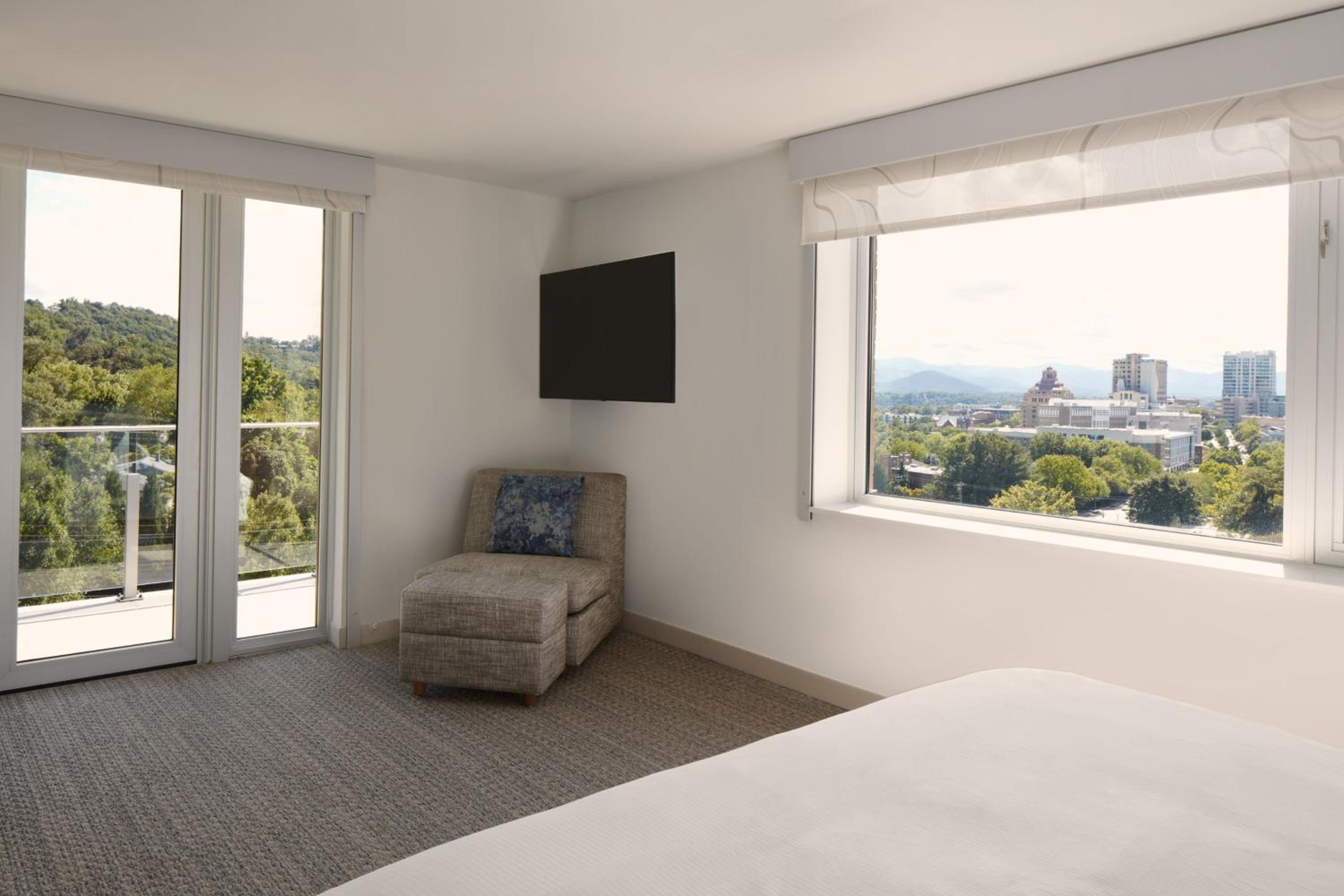 1 Bedroom Suite, 1 King, Sofa bed, Mountain view, Balcony - Photo 3