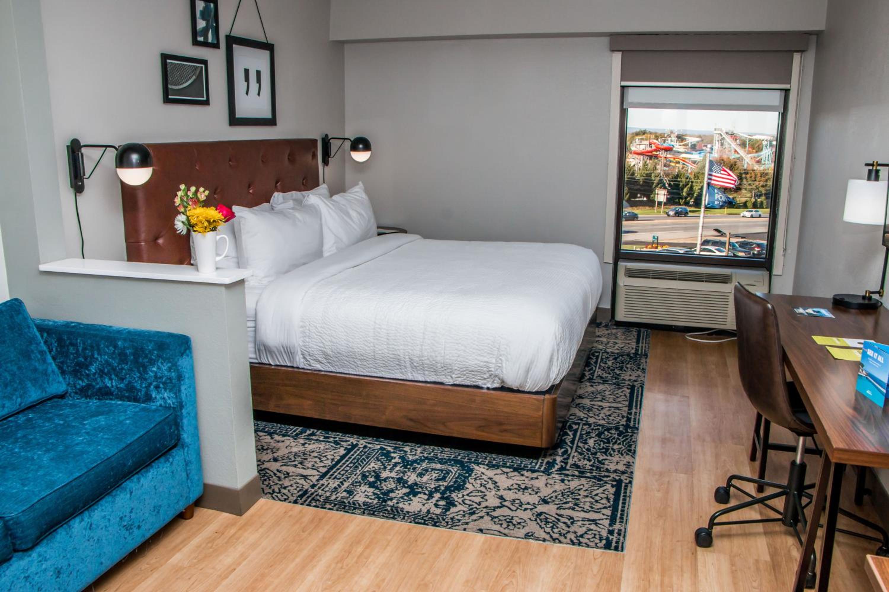Guest room, 1 King, Sofa bed, Dorney Park view - Photo 5