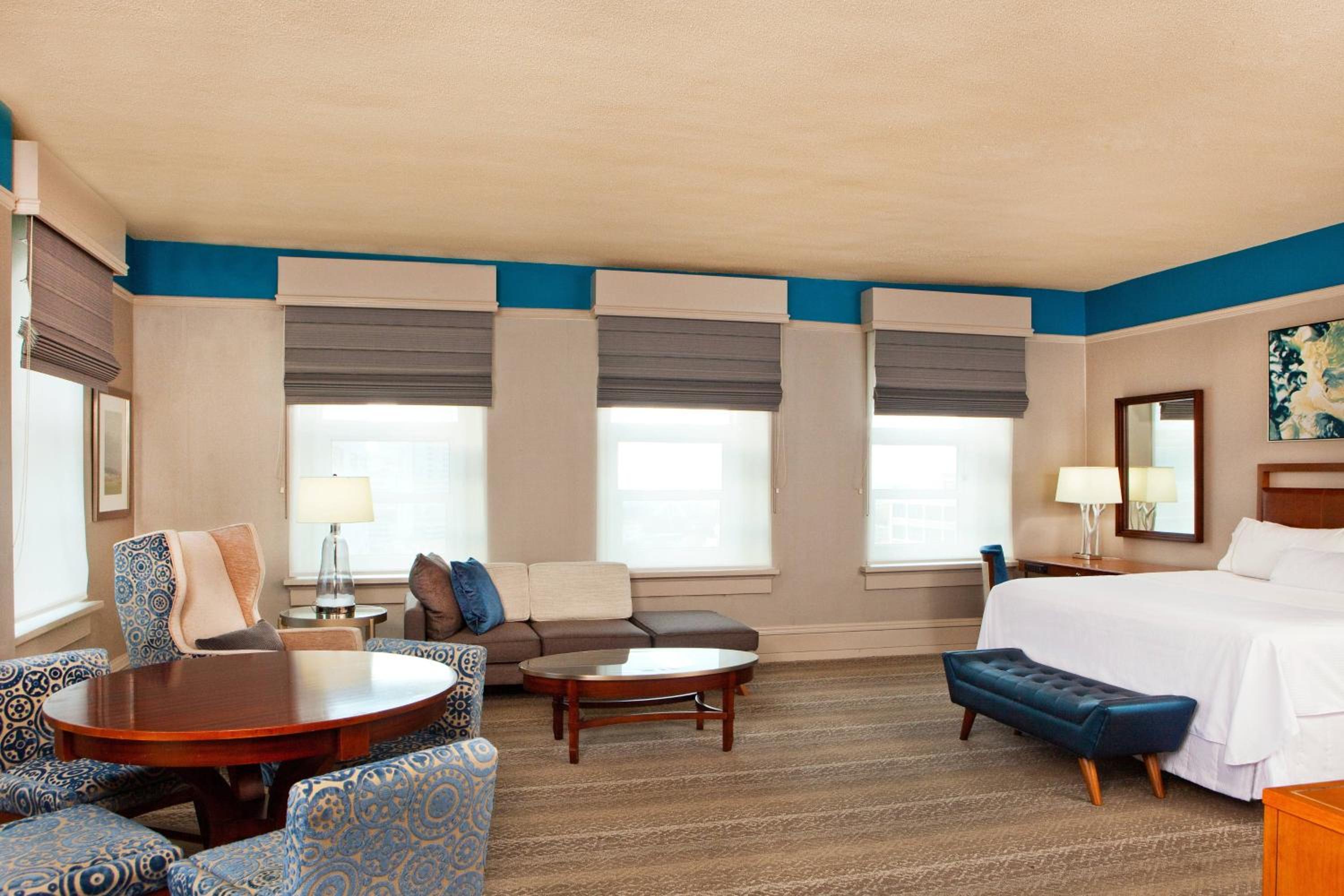 Studio Suite, 1 King, Corner room - Photo 1