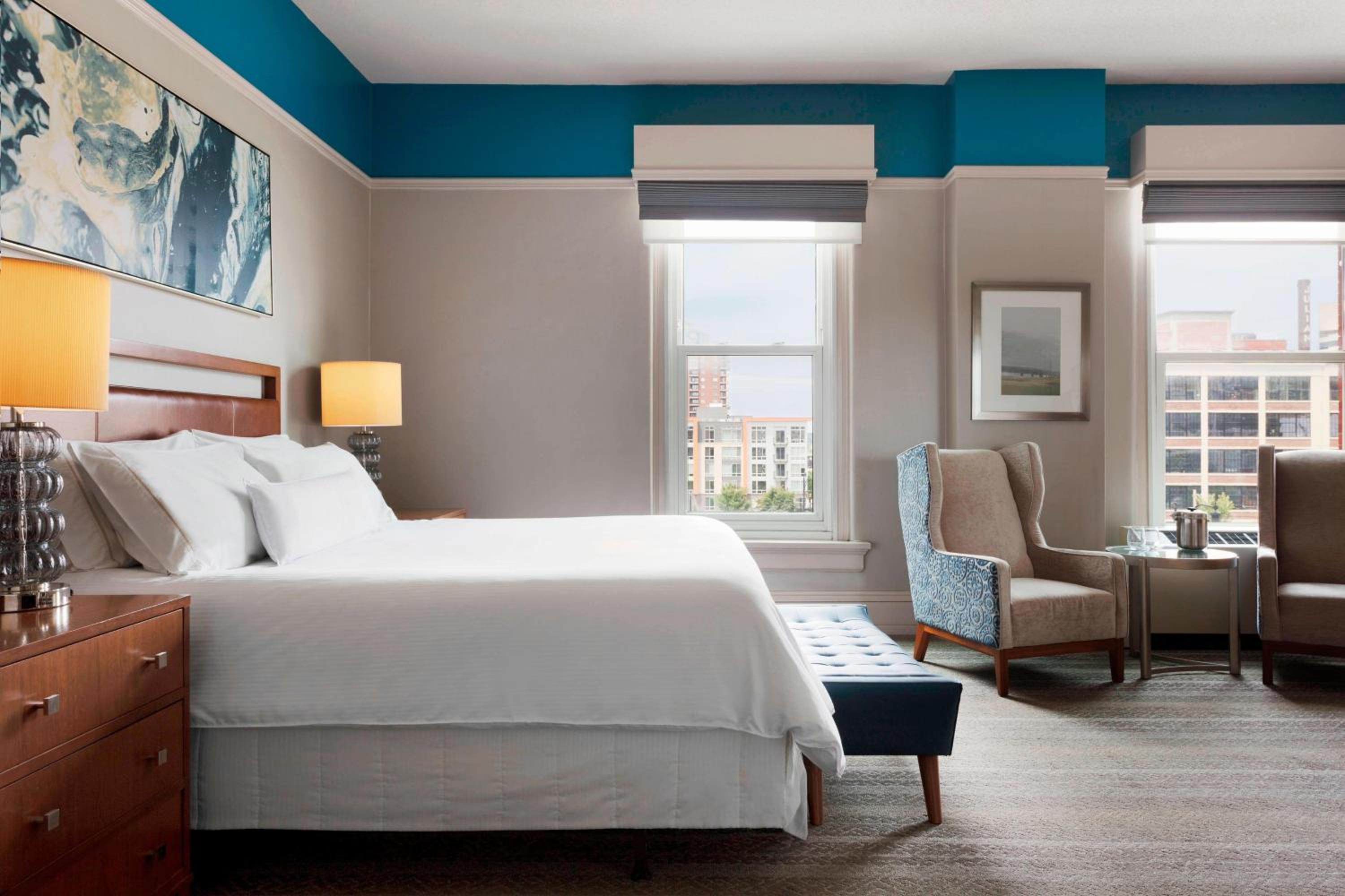 Executive Suite, 1 King - Photo 1