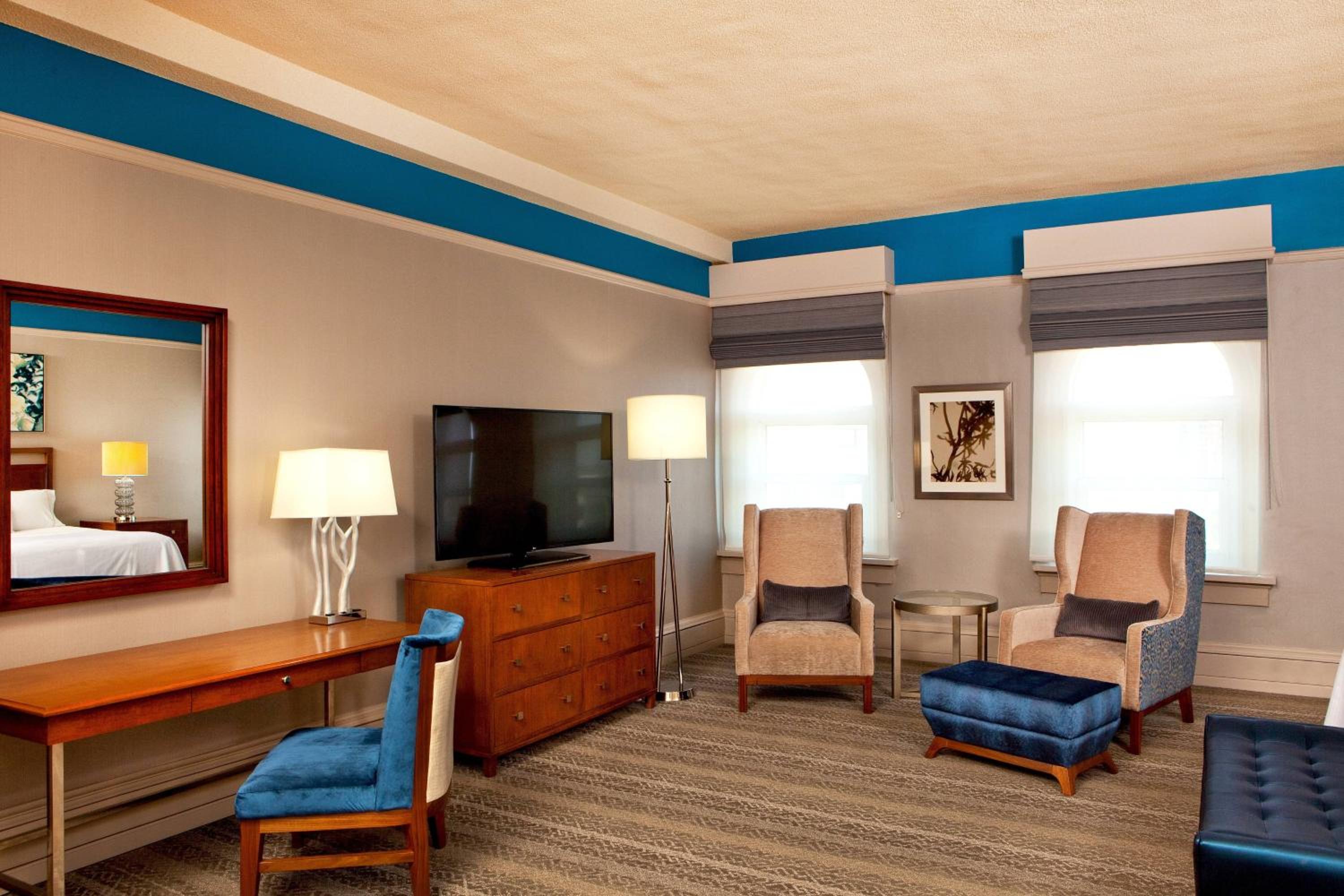 Junior Suite, 1 King - Photo 1