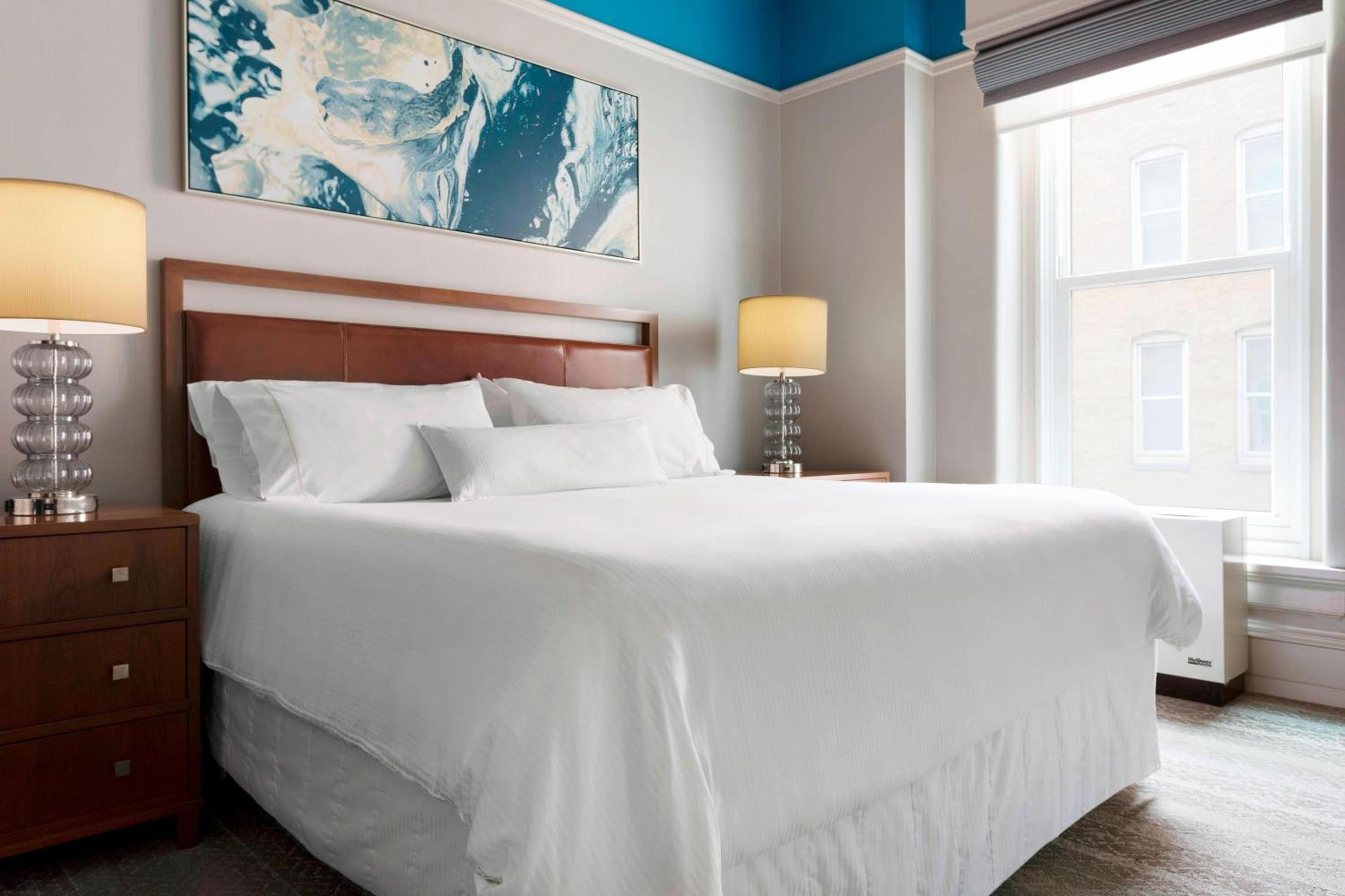 Junior Suite, 1 King - Photo 2