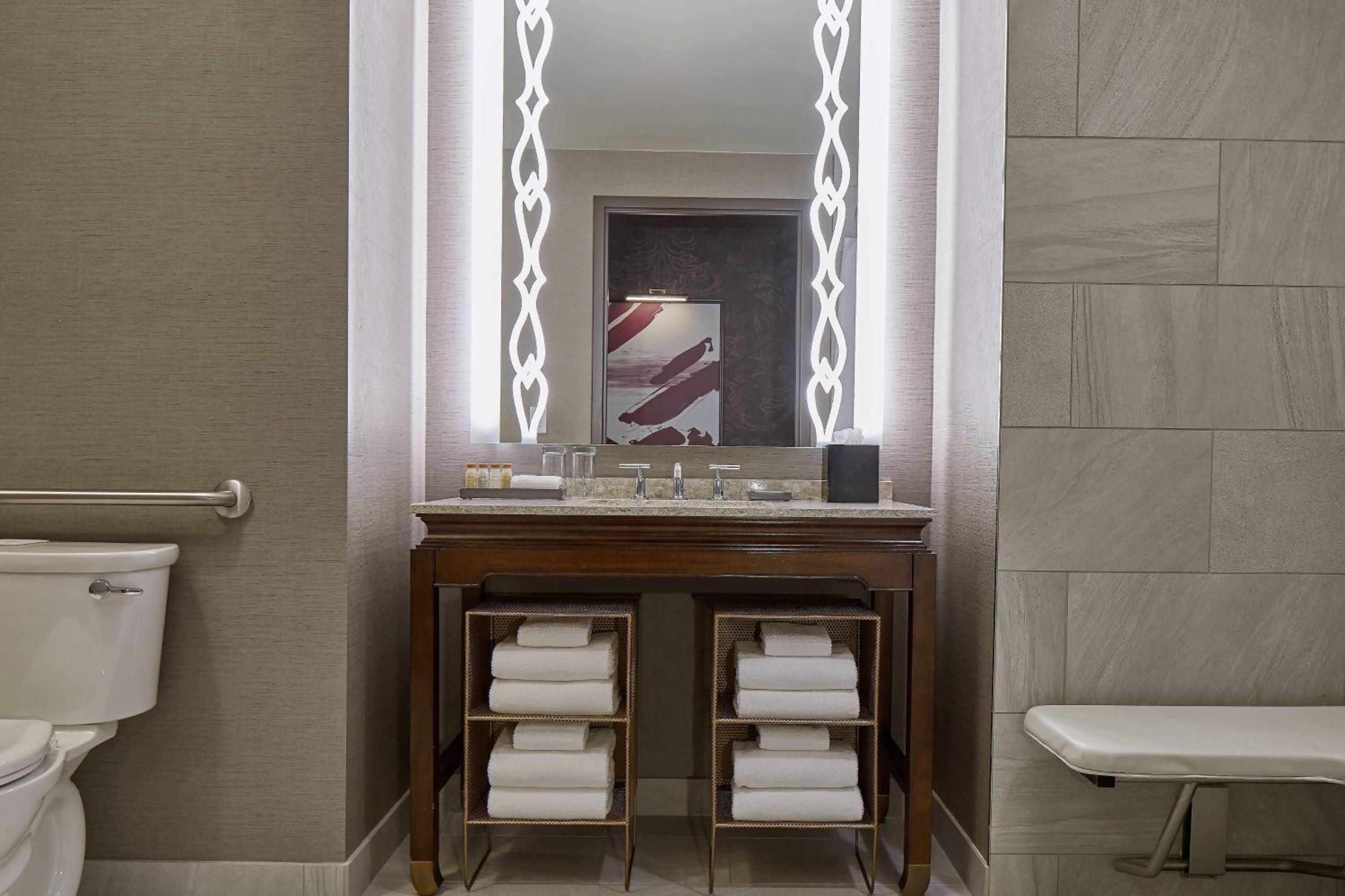 Queen Room with Two Queen Beds - Concierge Level photo 2