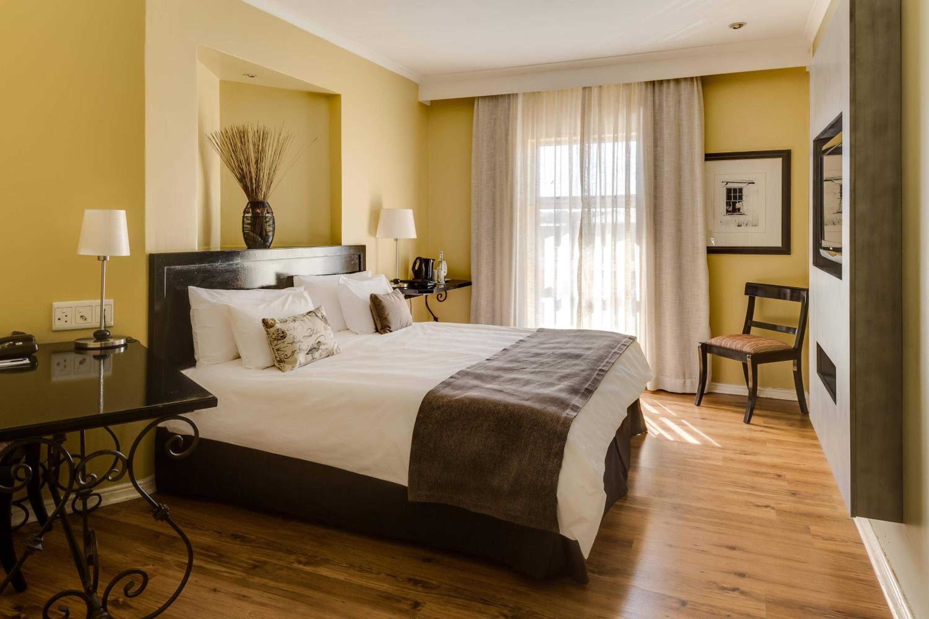 Guest Room, 1 King - Photo 4