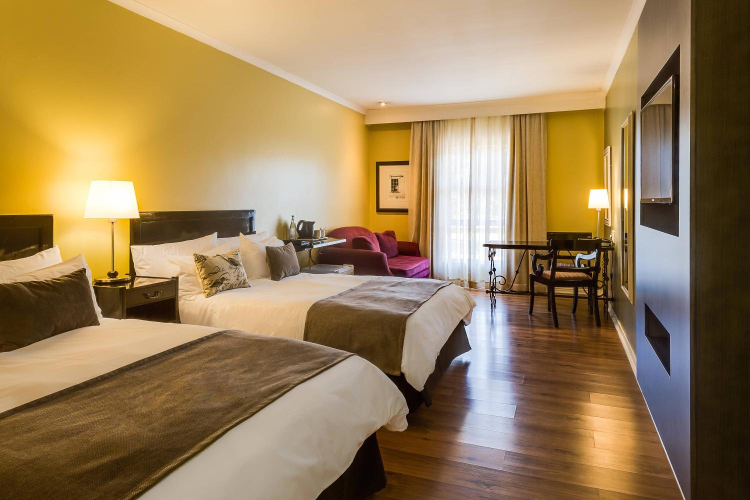 Large Guest Room with Two Double Beds - Photo 8