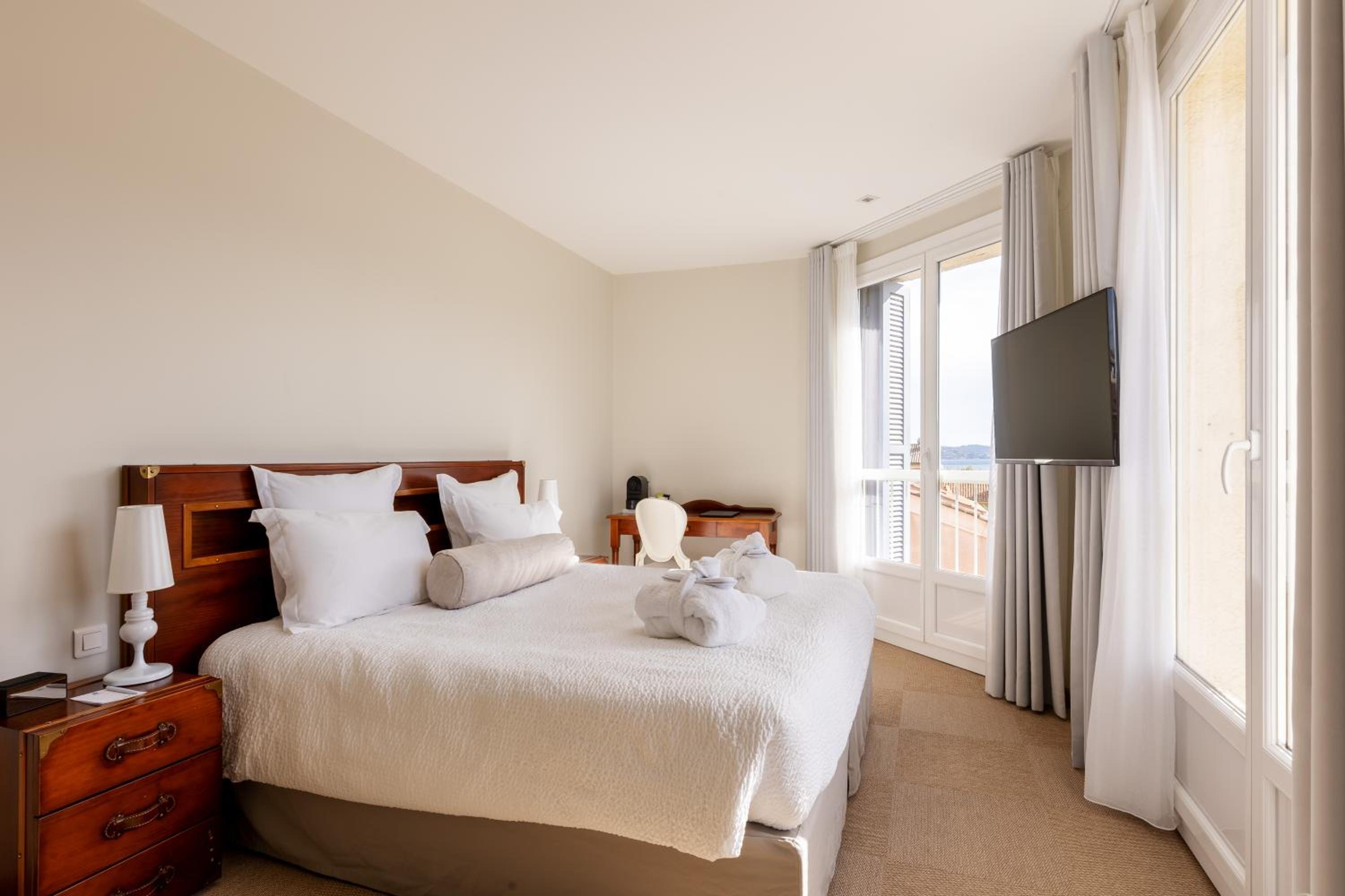 Prestige King Room with Sea View - Photo 5