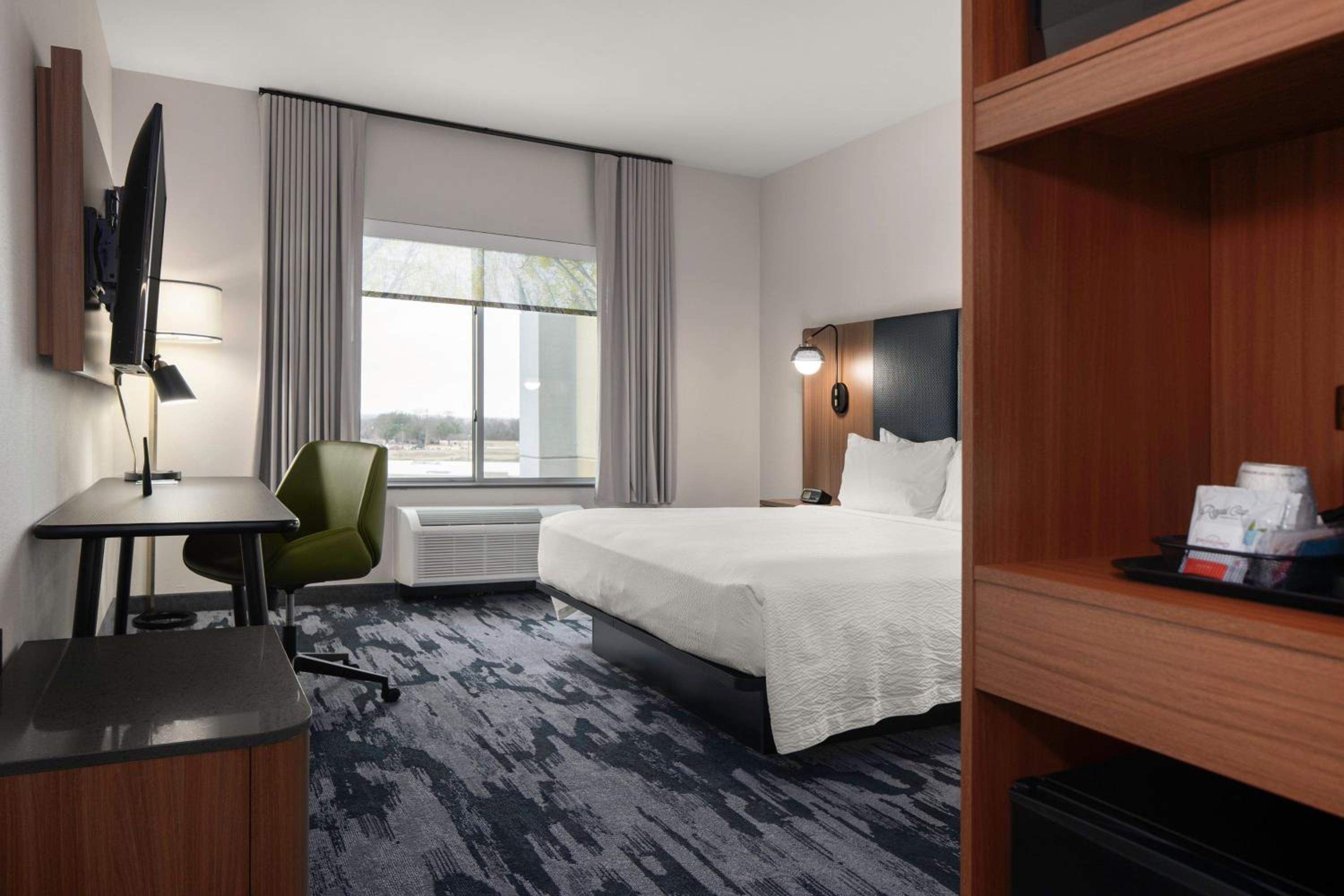 King Room with Adapted Tub - Mobility Accessible - Photo 1
