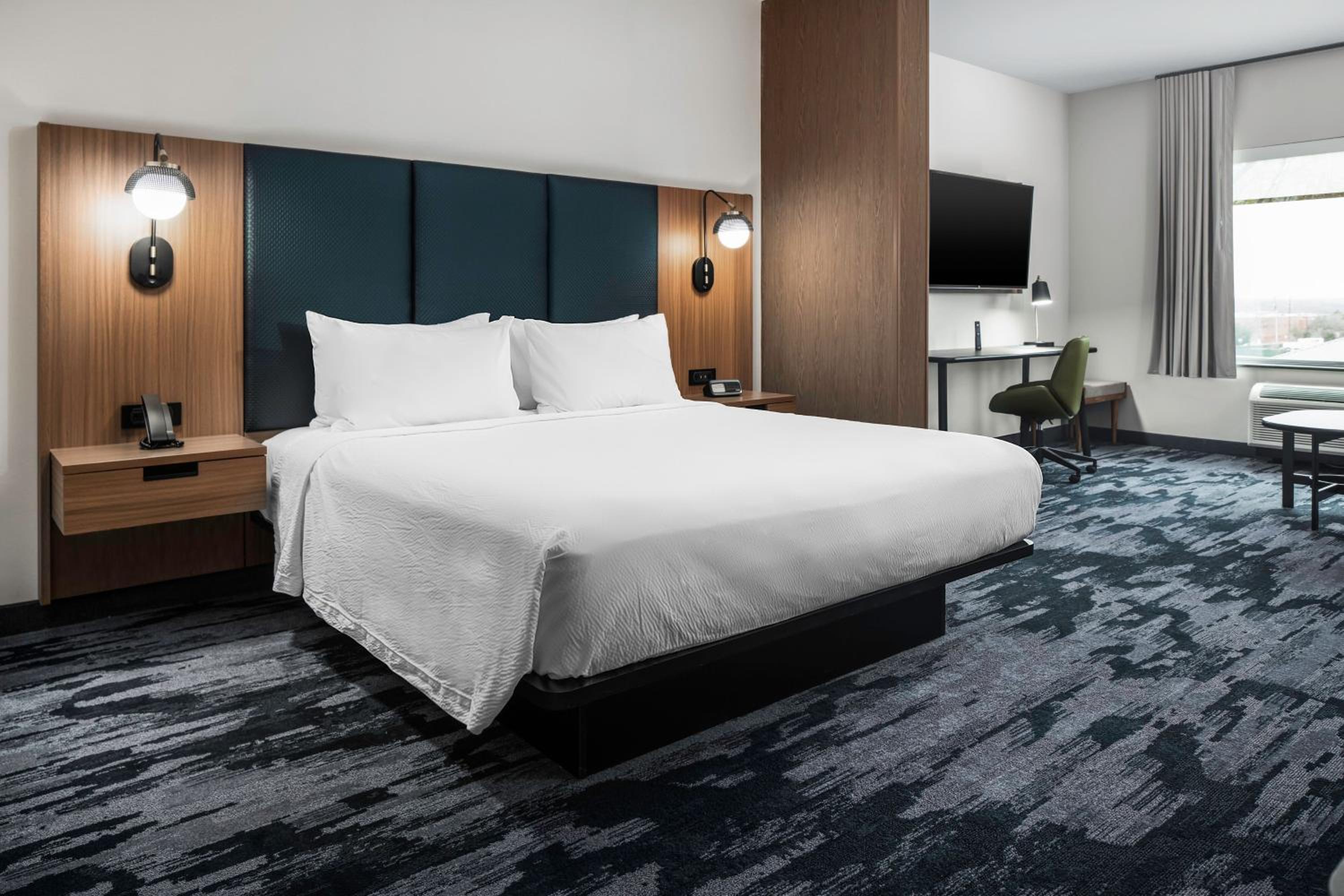 Executive Suite, 1 King, Sofa bed (Hearing Accessible)
