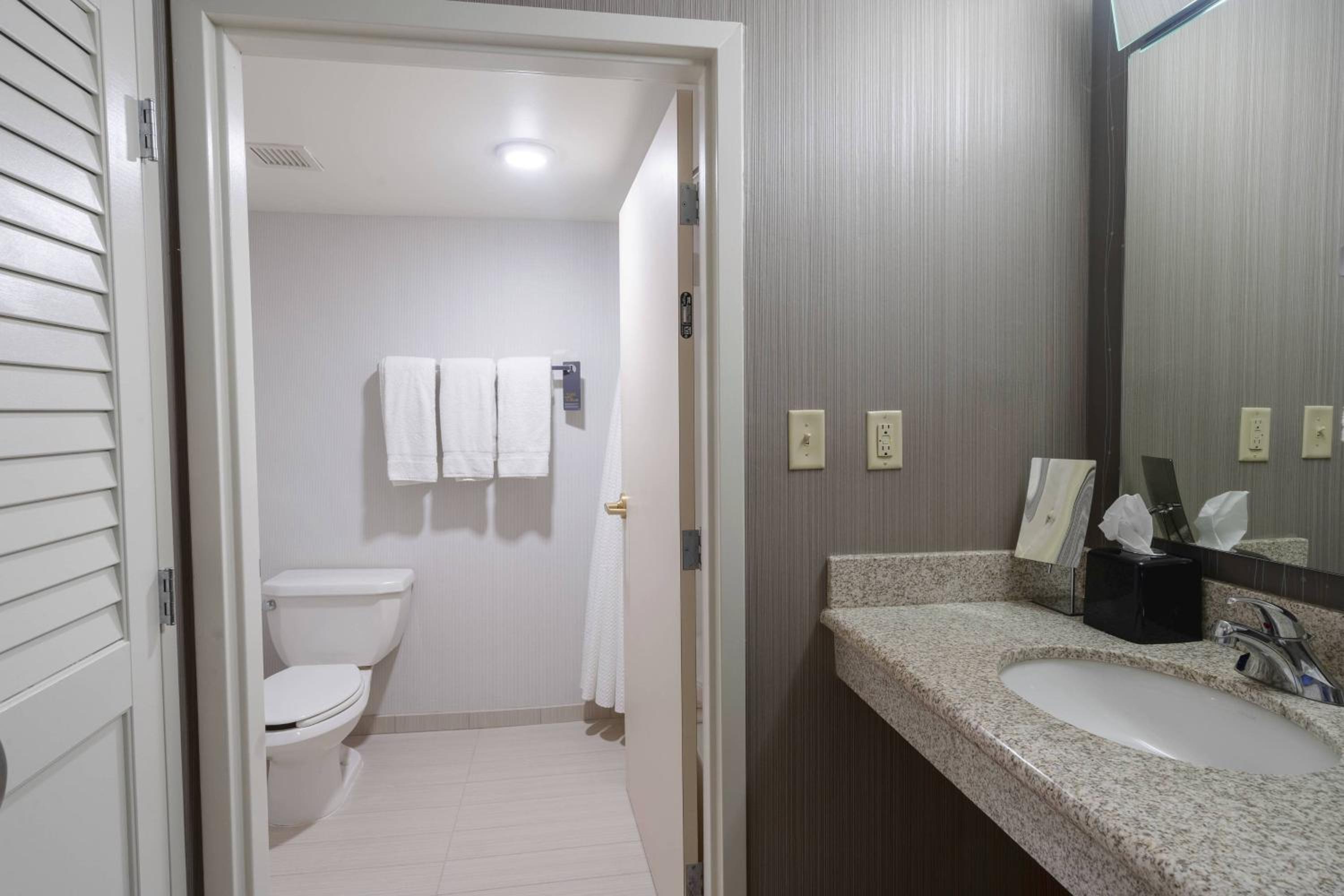 Deluxe Queen Room with Two Queen Beds photo 3