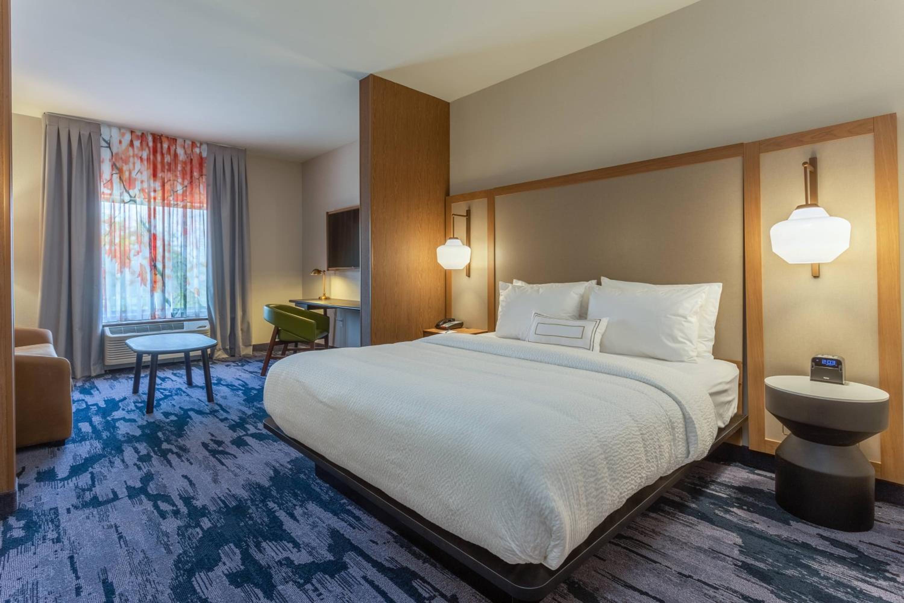 King Suite with Transfer Shower and Sofa Bed - Mobility Access photo 2