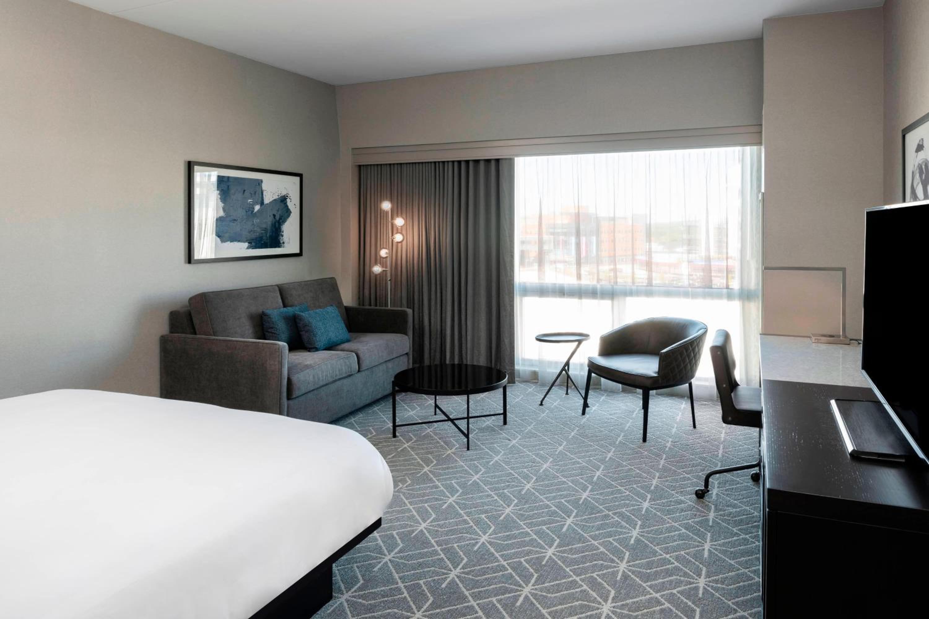 Deluxe King Room with View - Photo 5