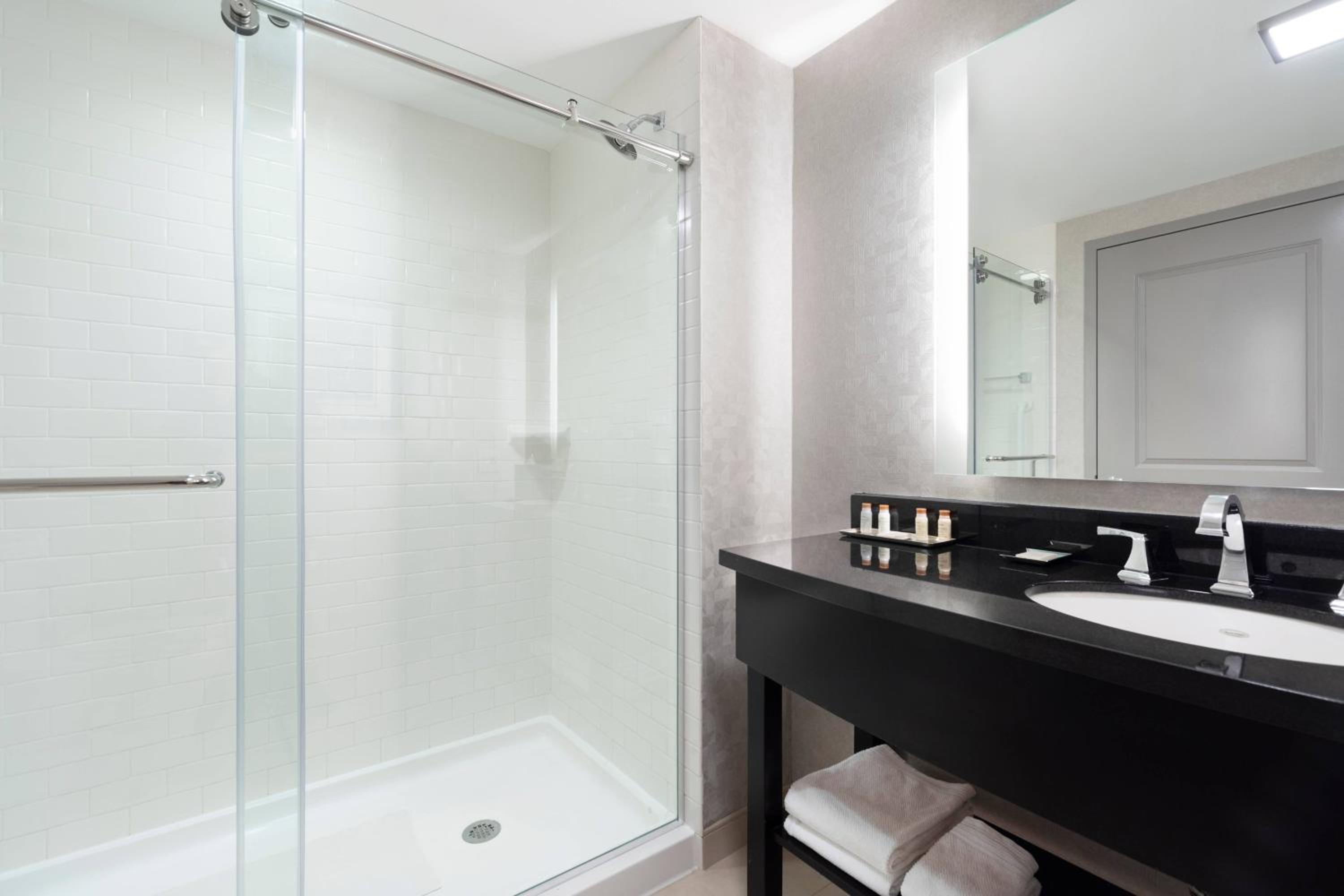 Deluxe King Room with View - Photo 6