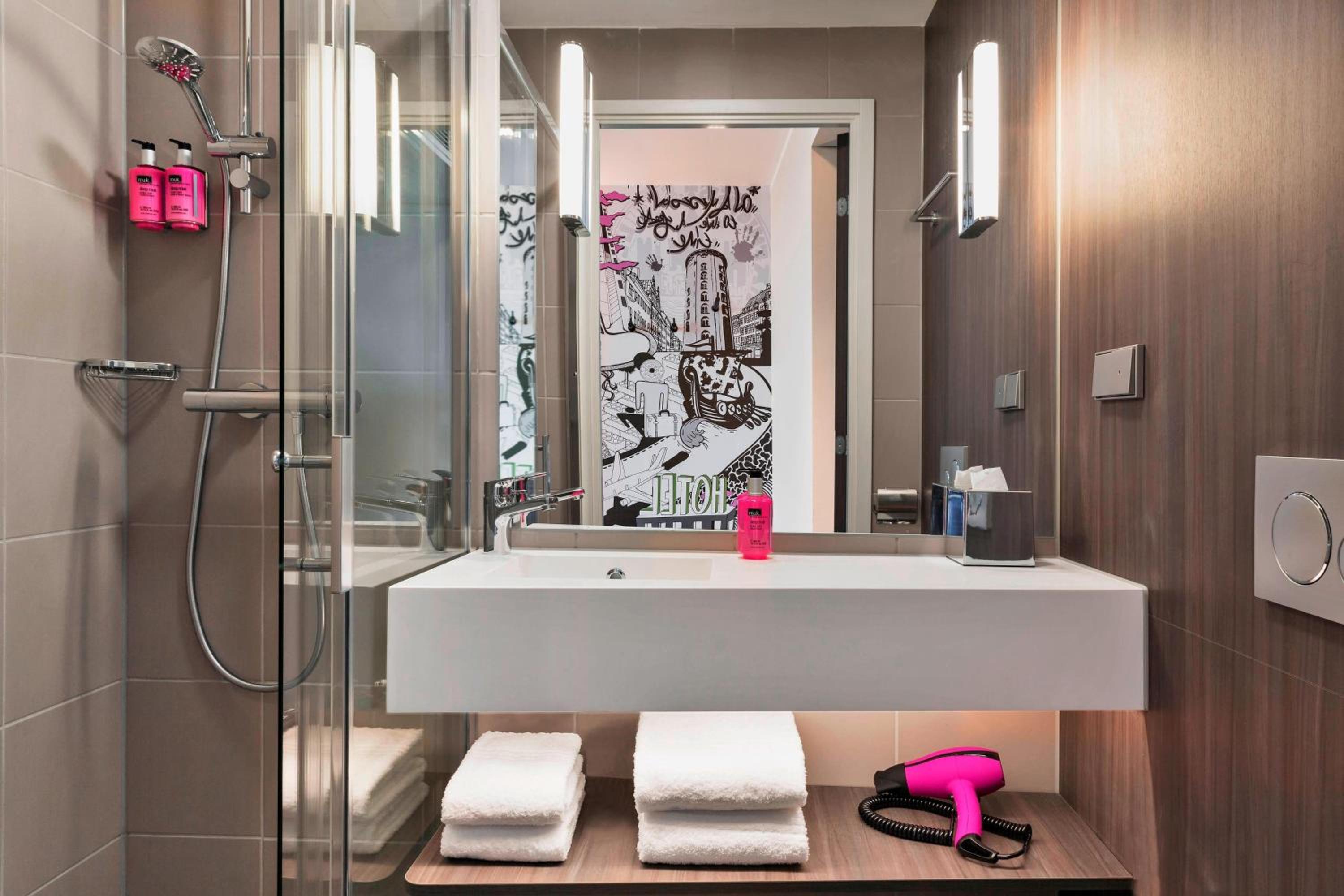 Moxy Twin Sleeper Room with City View photo 2