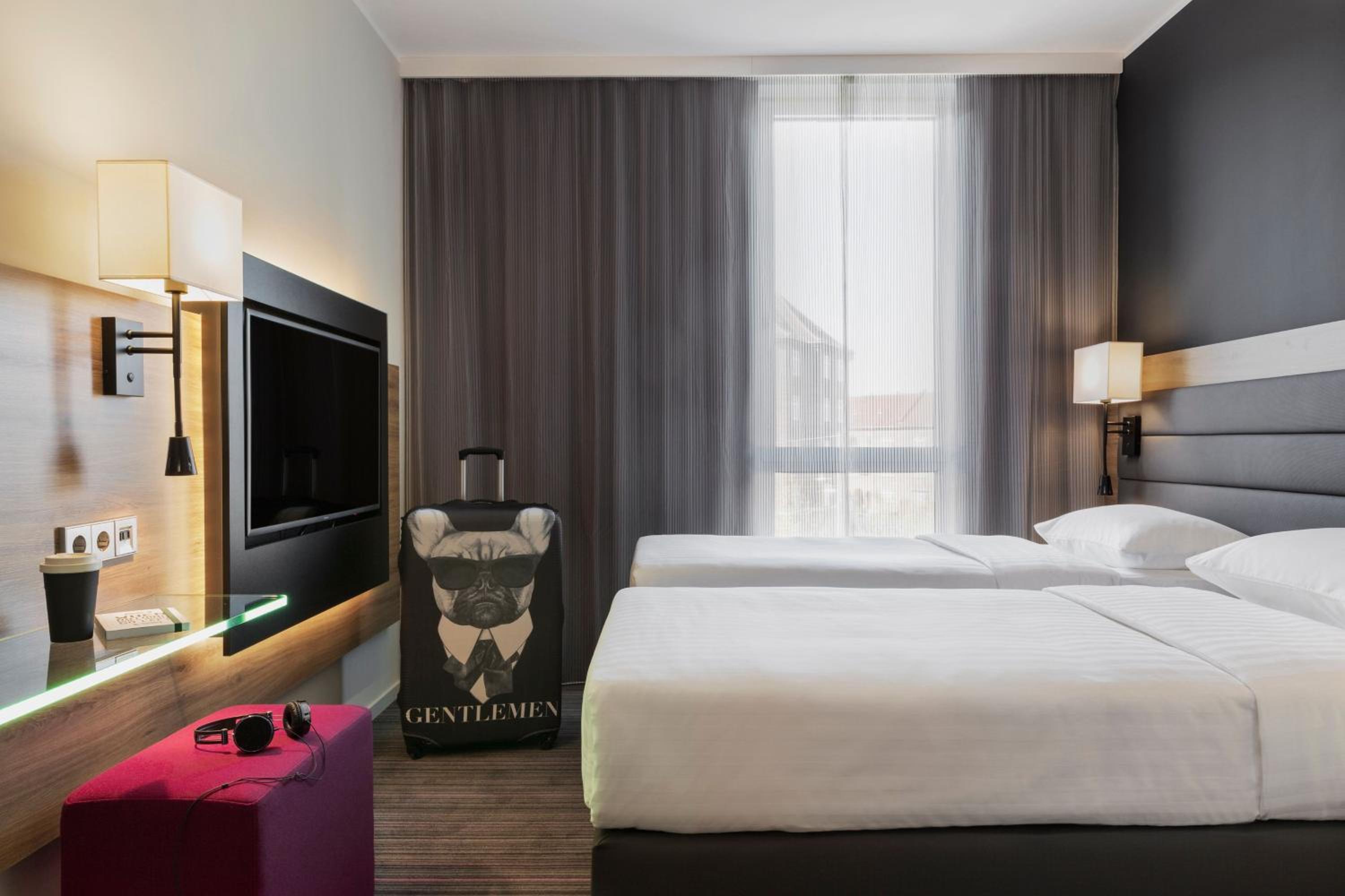 Moxy Twin Sleeper Room with City View photo 1