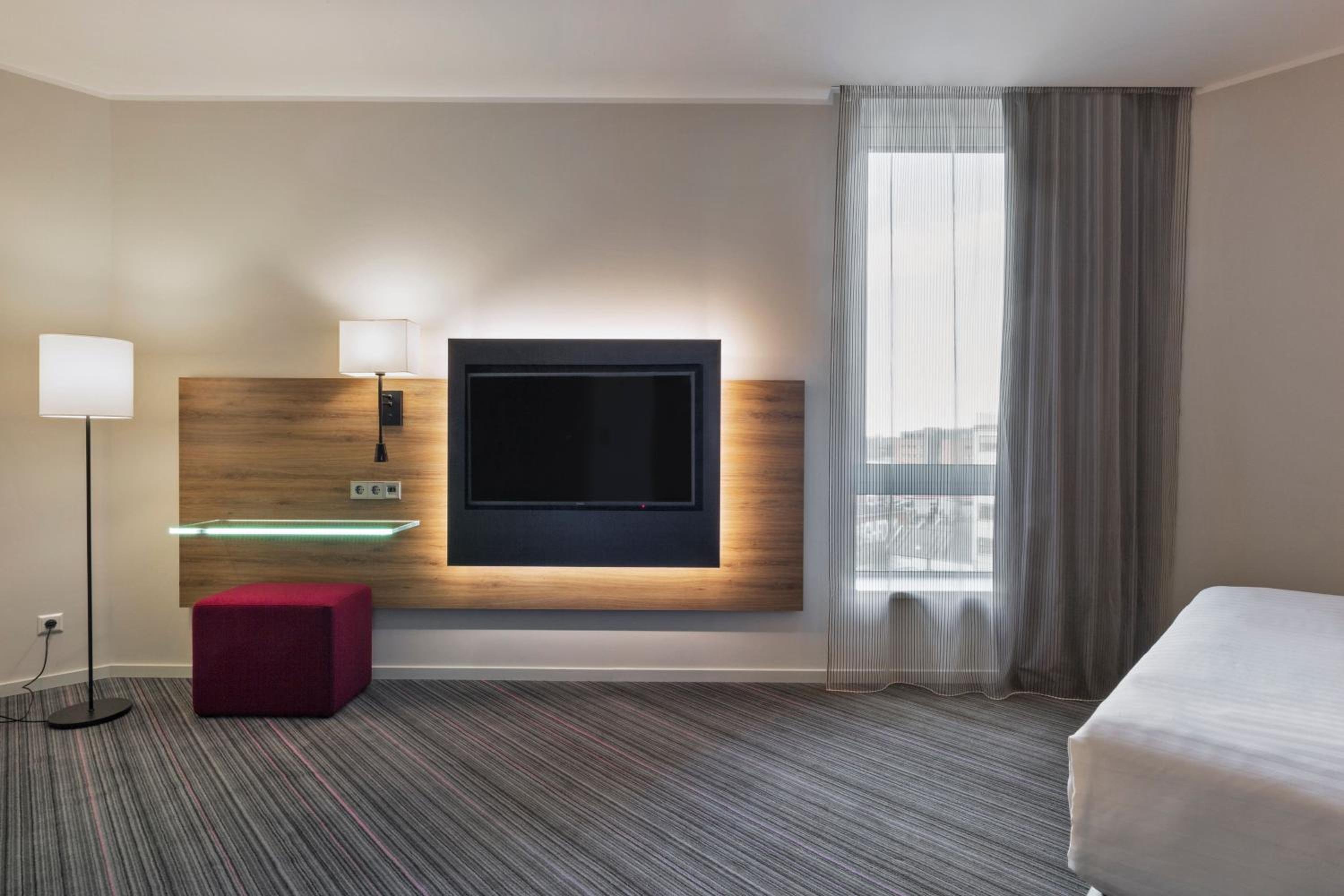 Moxy Queen Sleeper Room with City View photo 2