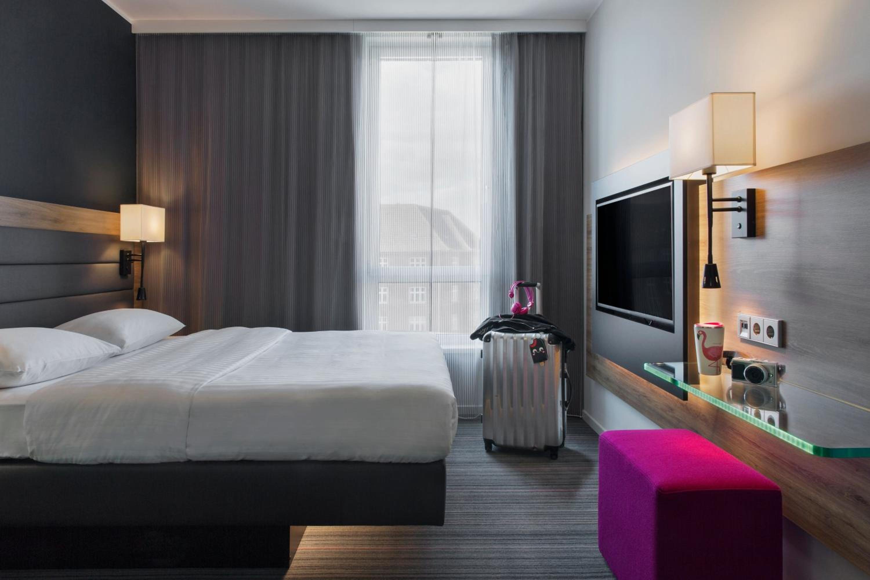 Moxy Queen Sleeper Room with City View photo 1