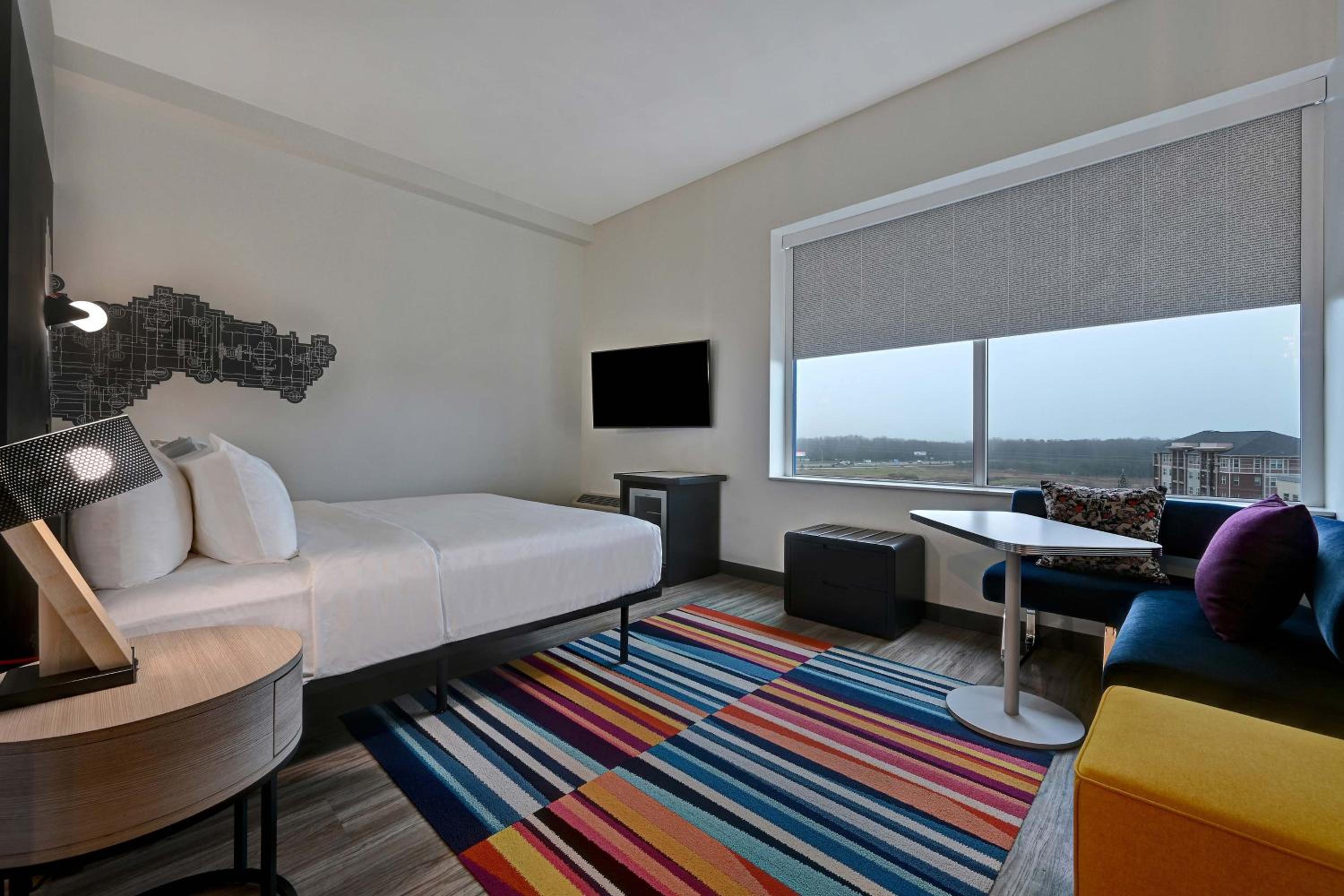 Aloft King Room - Photo 2