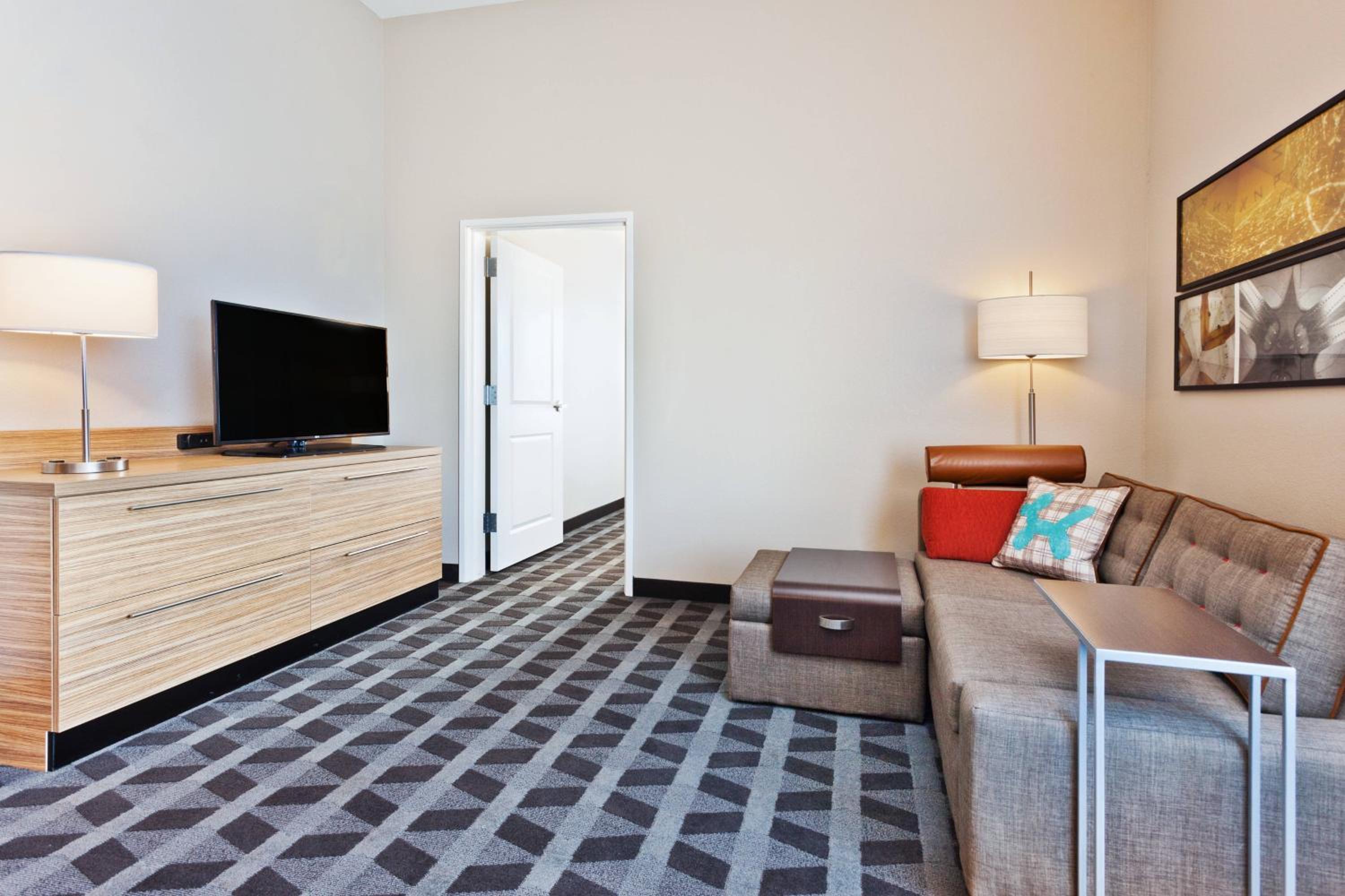 One-Bedroom Suite with Queen Bed and a Sofa Bed photo 3