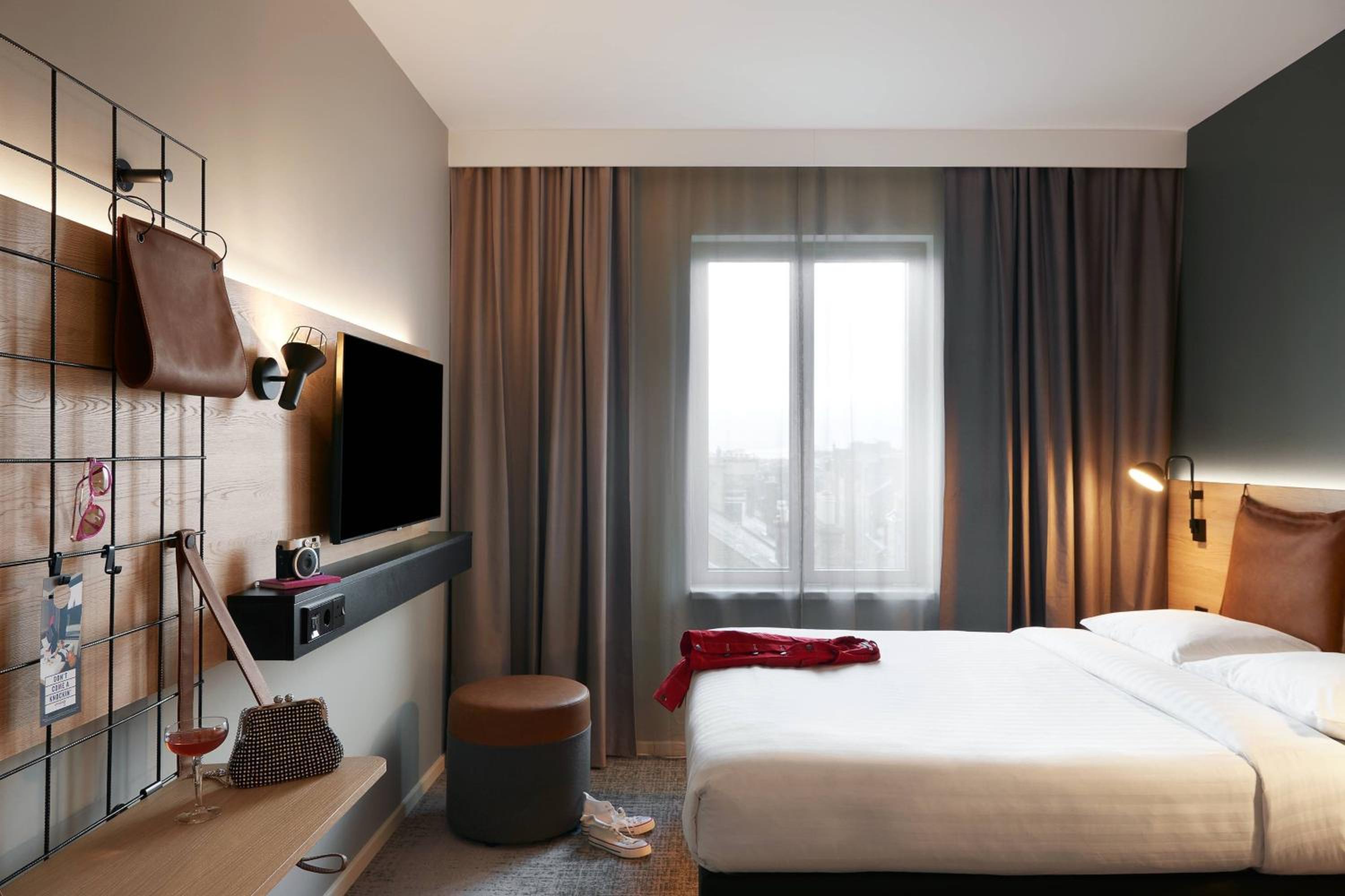 Moxy Queen Room - Photo 4