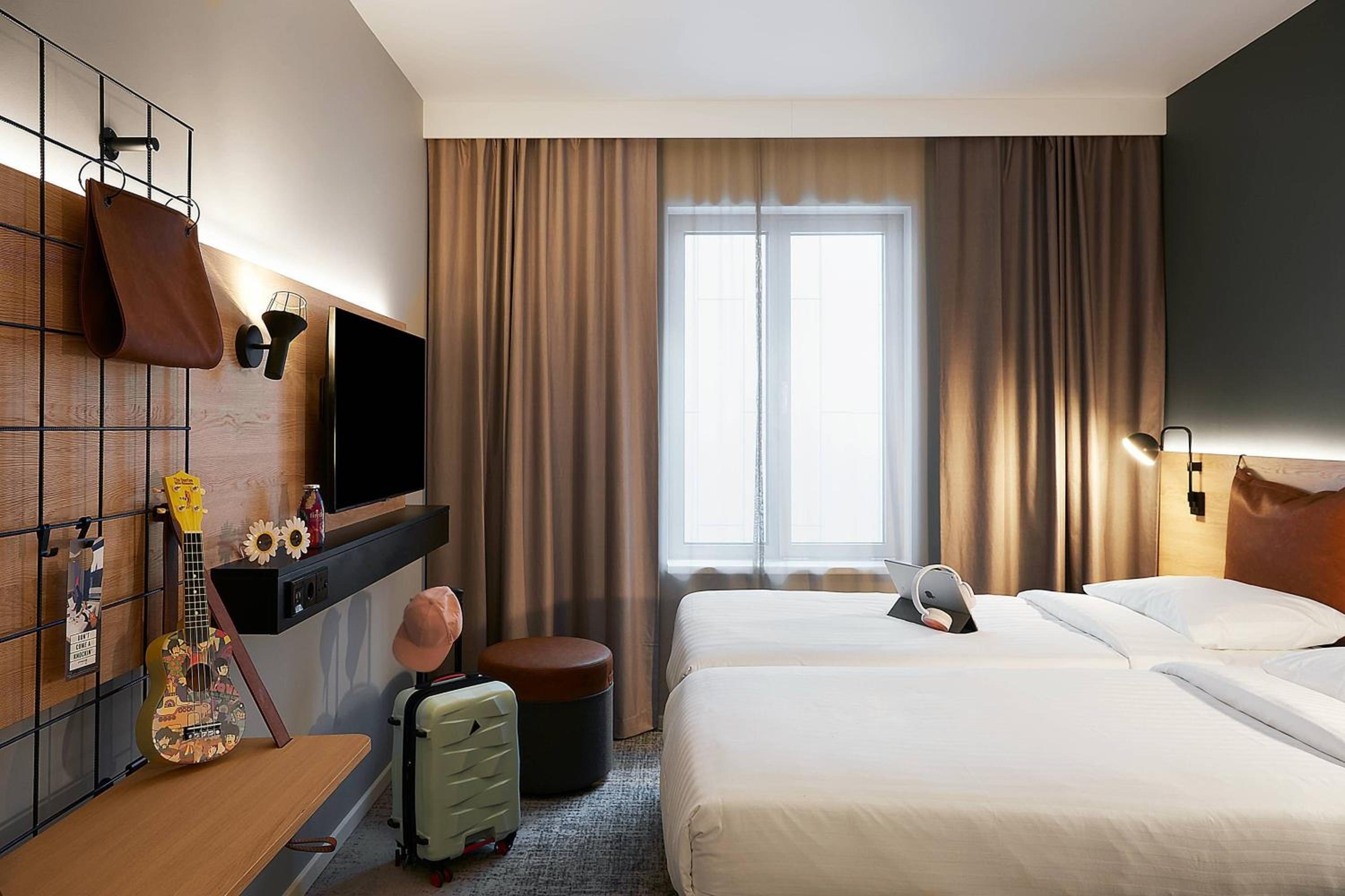 Moxy Twin Room - Photo 3