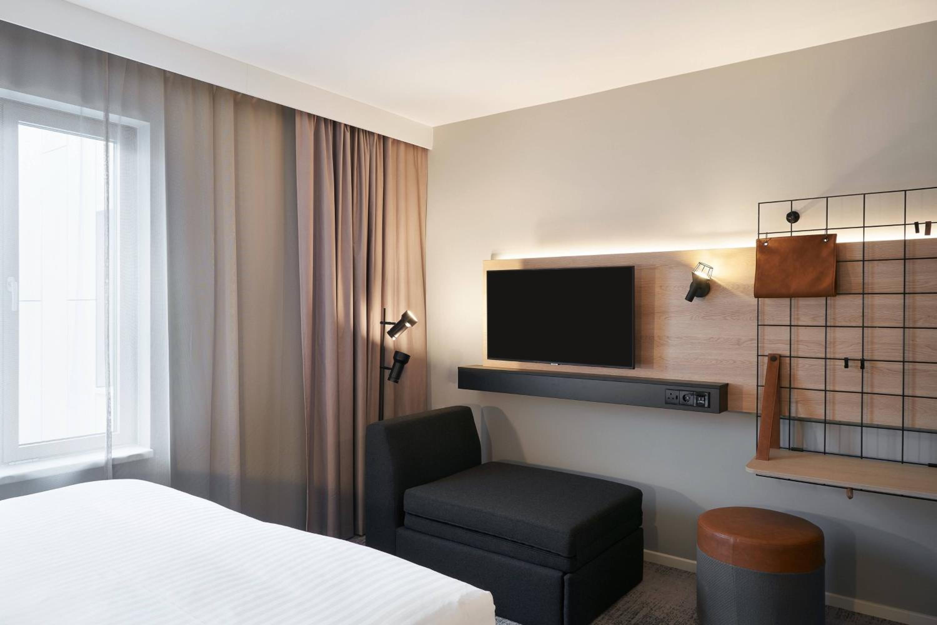 Moxy Extra Sleeper Large Queen Room with Sofa Bed - Photo 5