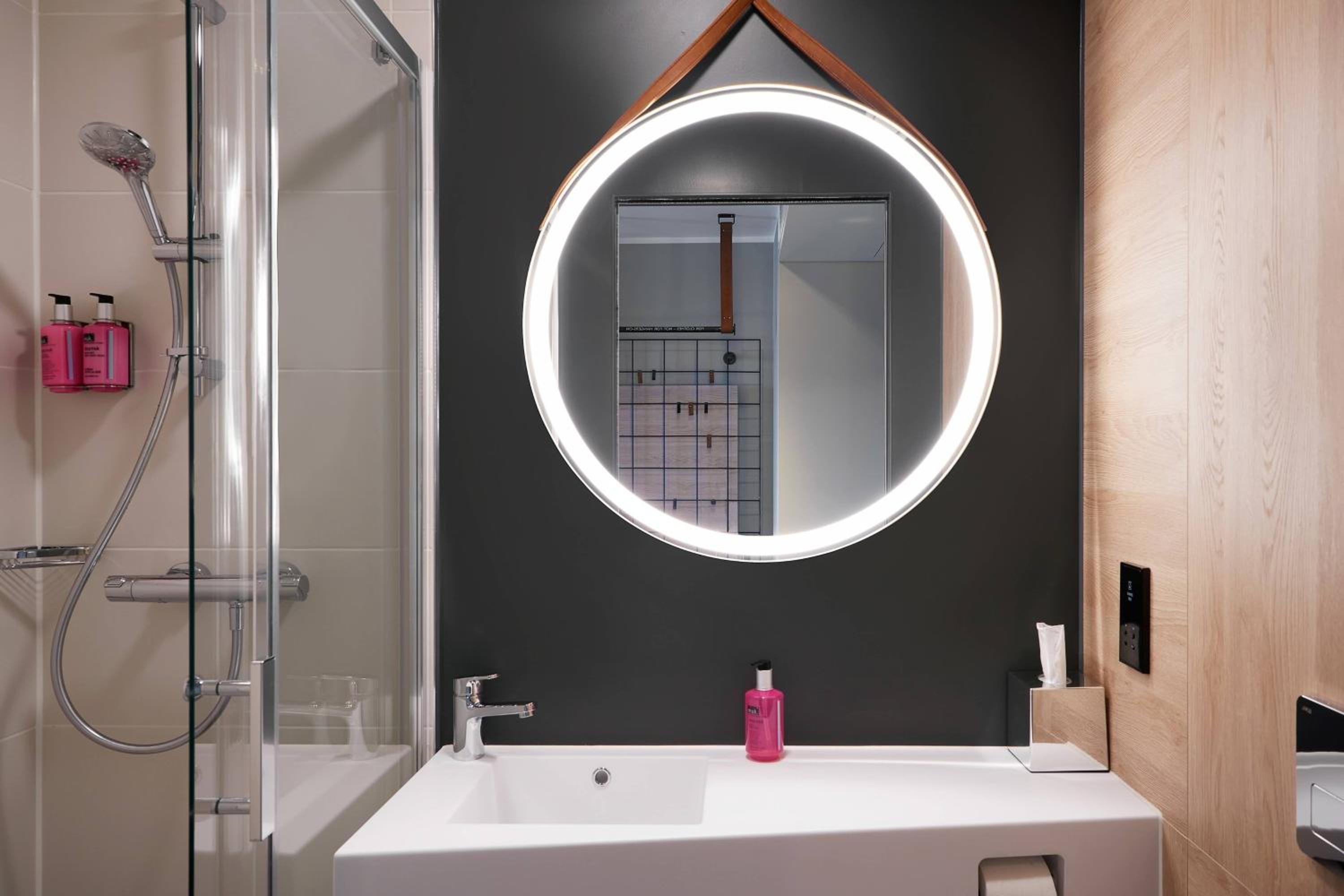 Moxy Queen Room - Photo 3