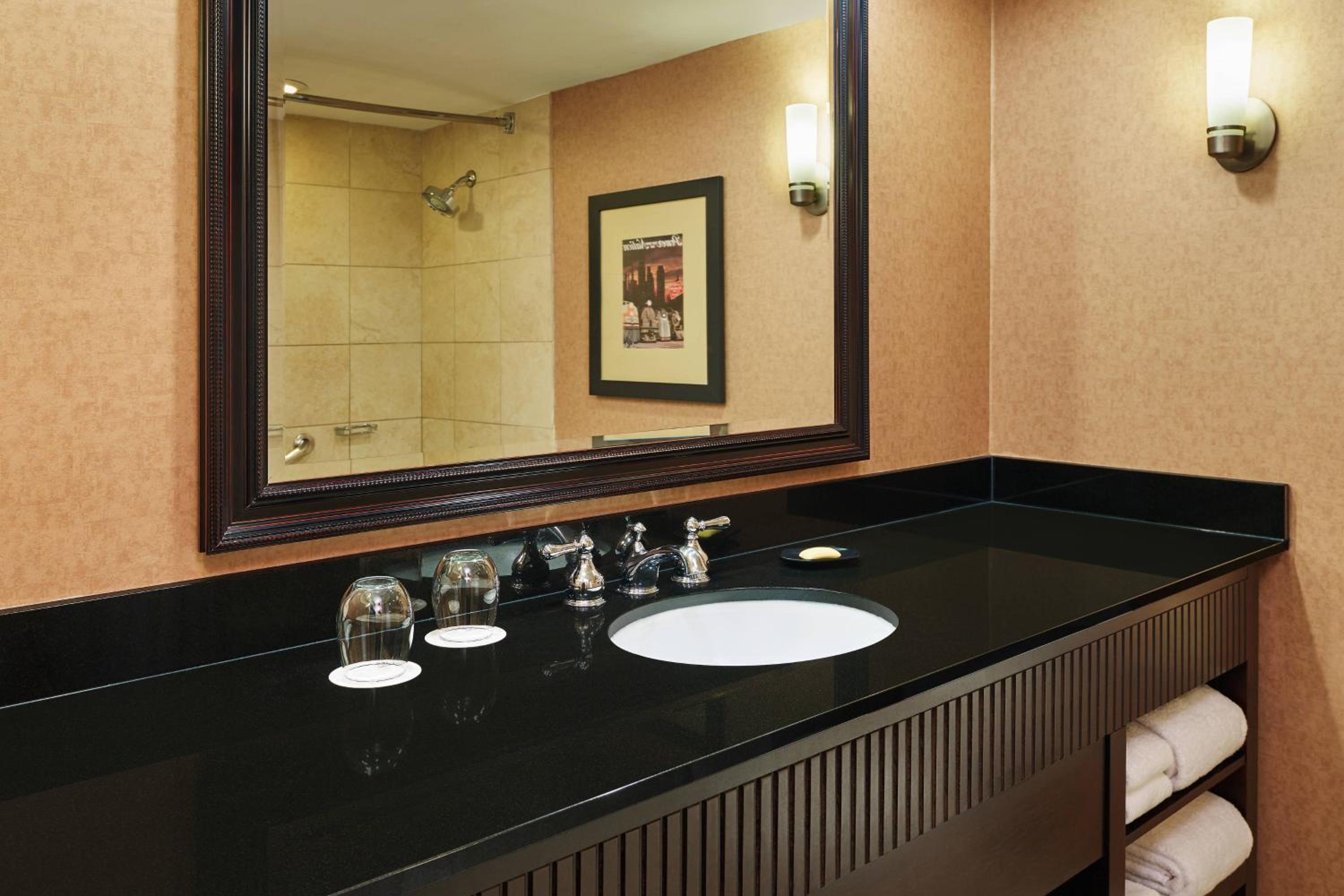 King Room with Adapted Tub - Mobility and Hearing Accessible photo 3