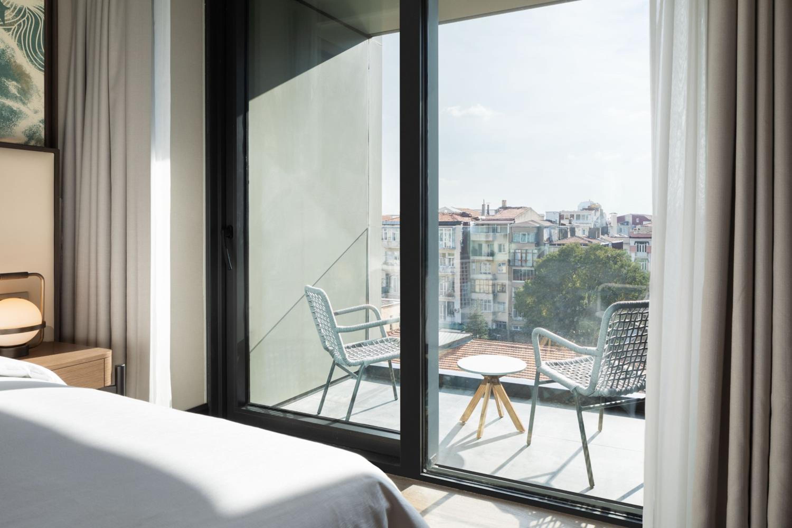 Deluxe Guest room, 1 King, City view, Balcony photo 2