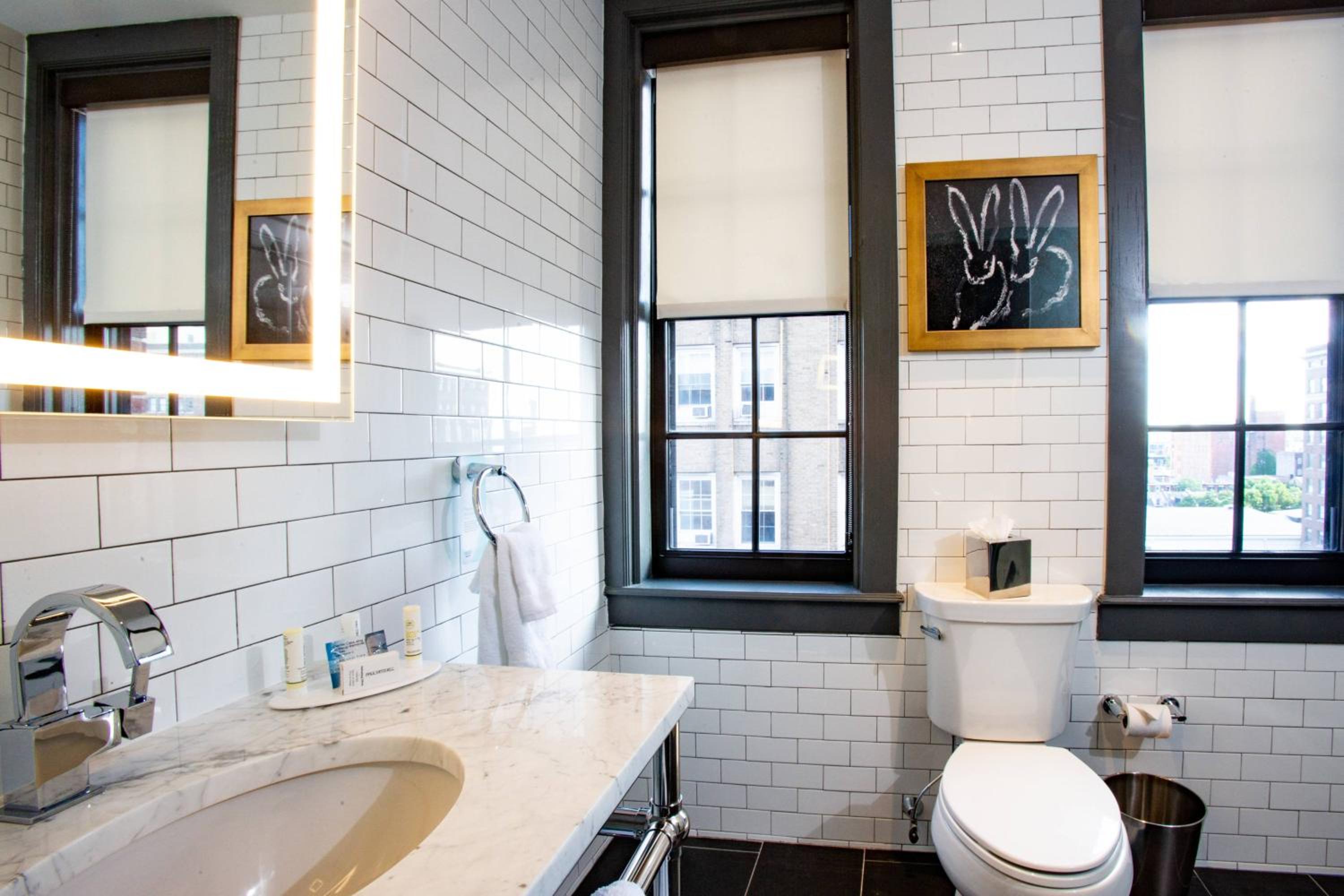 Small King Room - Hearing Accessible photo 2
