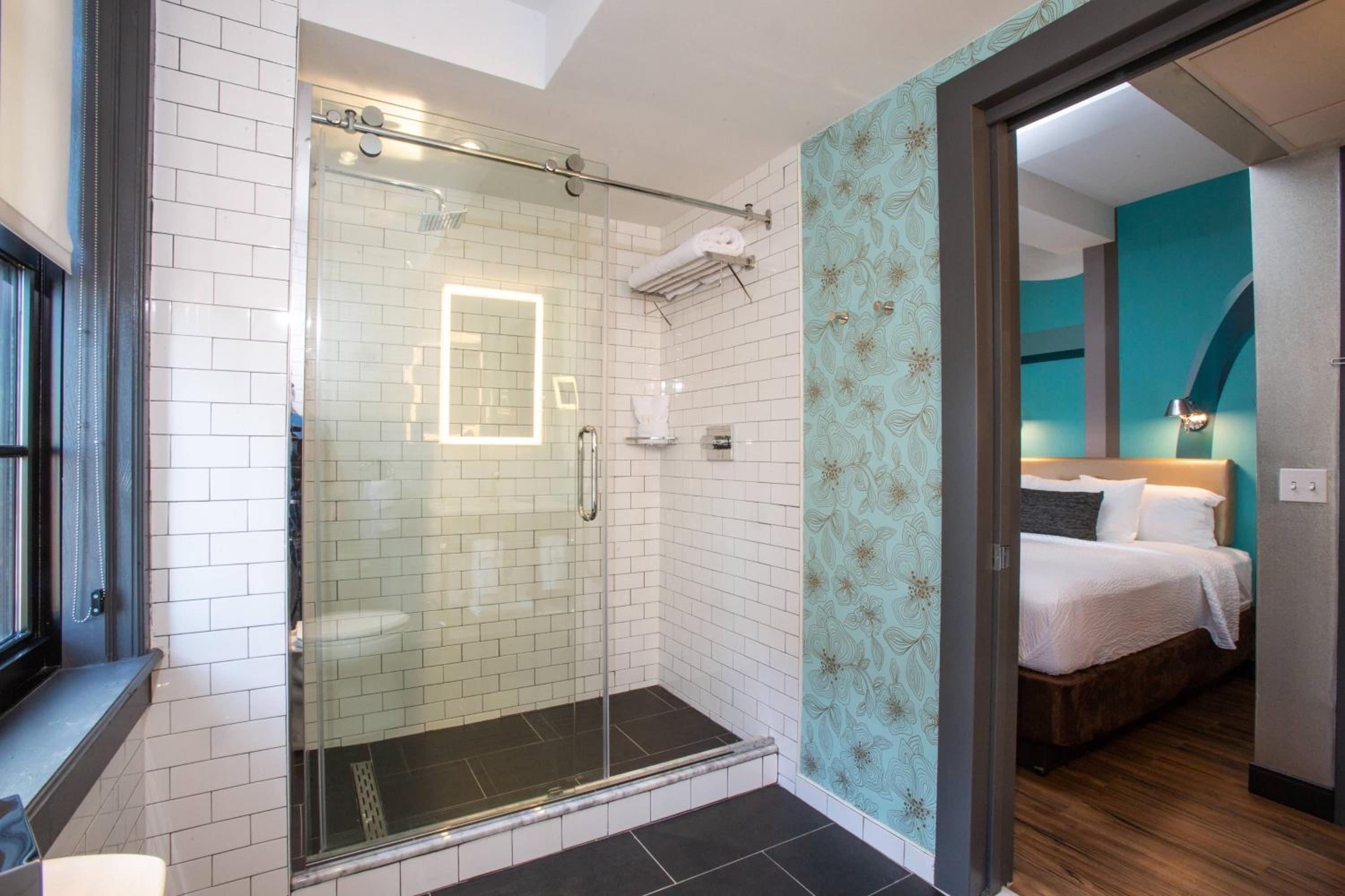 Small King Room - Hearing Accessible photo 3