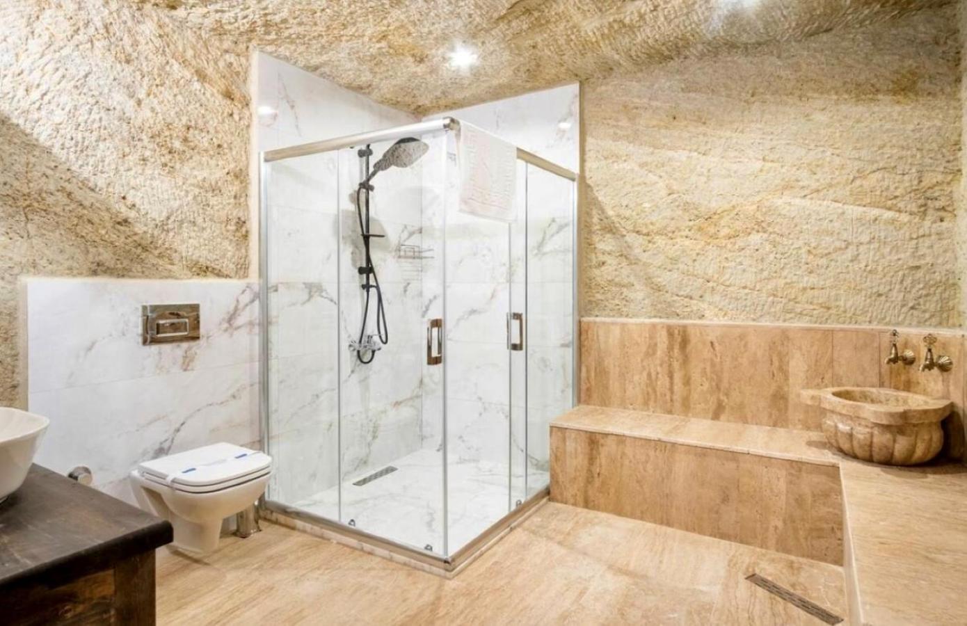 Suite with Spa Bath - Photo 4