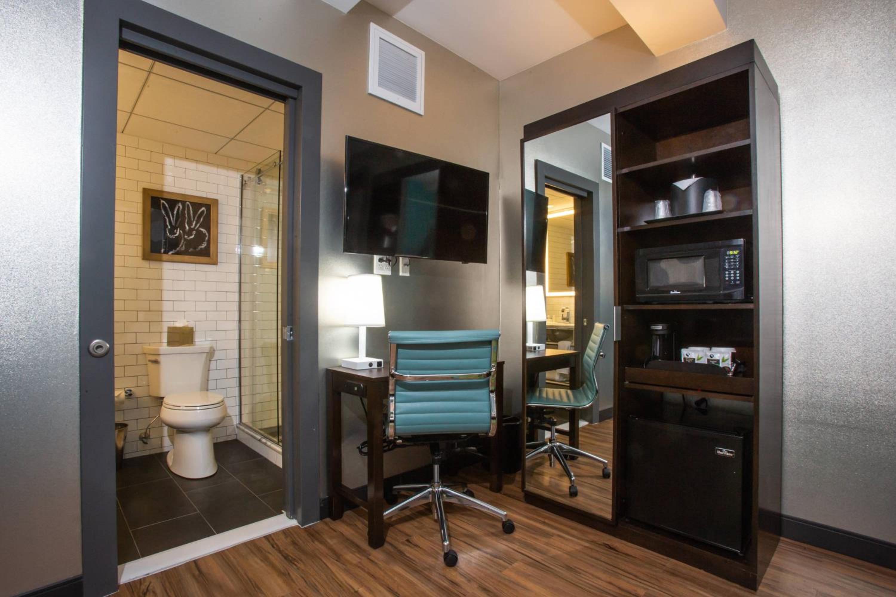 Junior Suite, King, Sofa bed, City view, Away from elevator photo 3