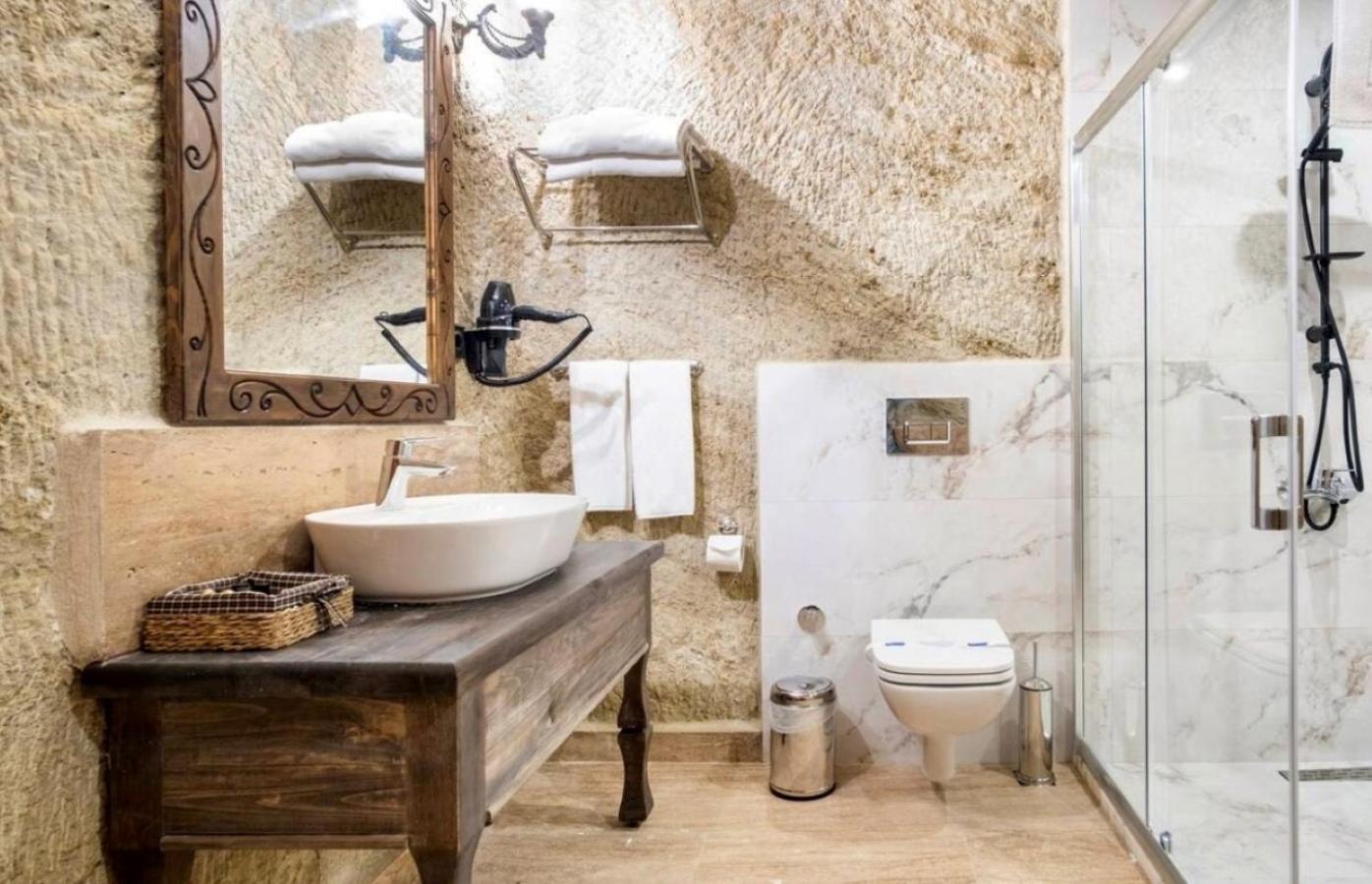 Suite with Spa Bath - Photo 2